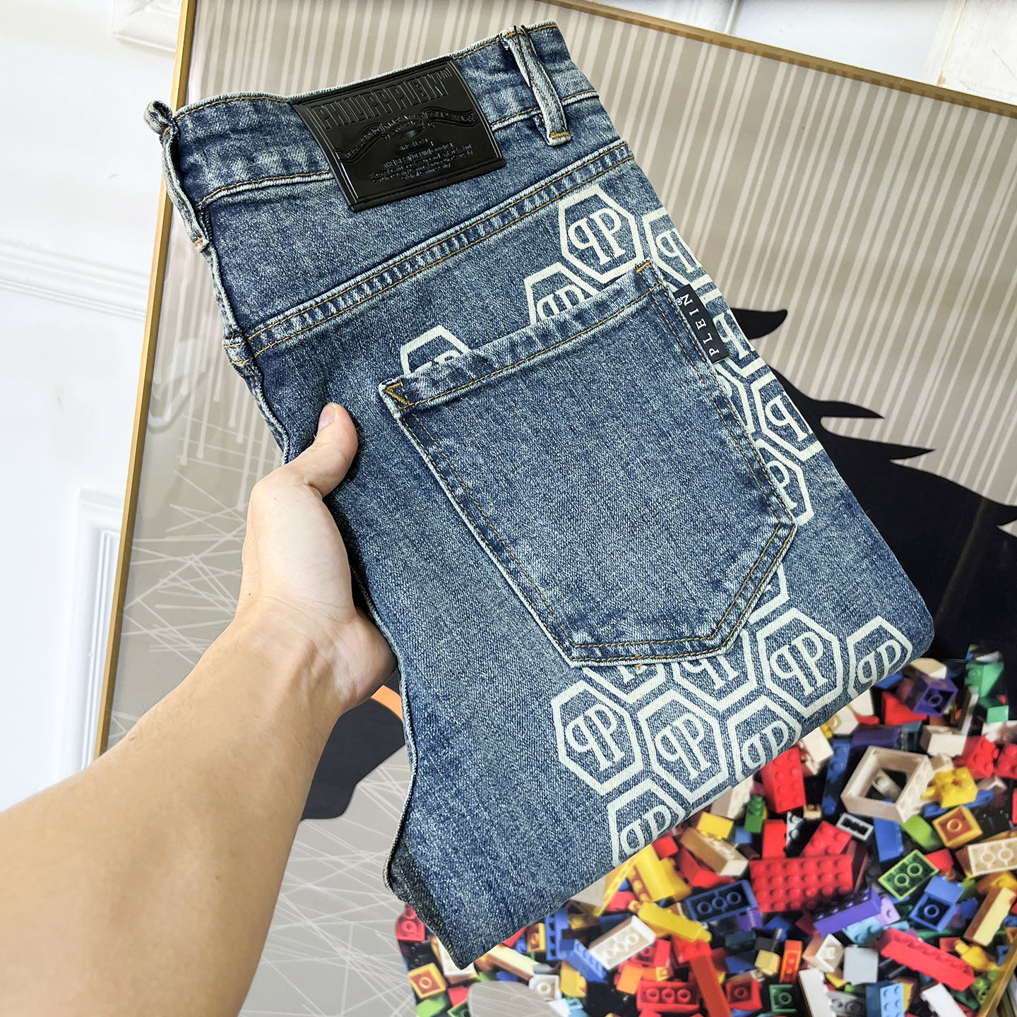 NO:683602,Pp - 2025ss Year of the Snake Autumn and Winter Jeans. Original 1:1 production, a perfect choice for daily necessities, simple and stylish, custom-made imported denim fabric, heavy washing process, complex workmanship and exquisite craftsmanship. Easily cater to the needs of the four seasons, soft and elastic to the touch, smooth and neat, original accessories and hardware, comfortable upper body, very easy to wear and durable, code number 29-38,,jeans,19860909Pp - 2025ss蛇年秋冬牛仔裤.原单1:1制作,日常必备的完美之选,简单大气亦时尚有型,定制进口丹宁面料 ,重工洗水工艺,做工复杂工艺精湛.轻松迎合四季需要,手感柔软带弹力,流畅利落,原版辅料五金,上身舒适非常易搭耐看码数29-38,,jeans,,Men's clothing