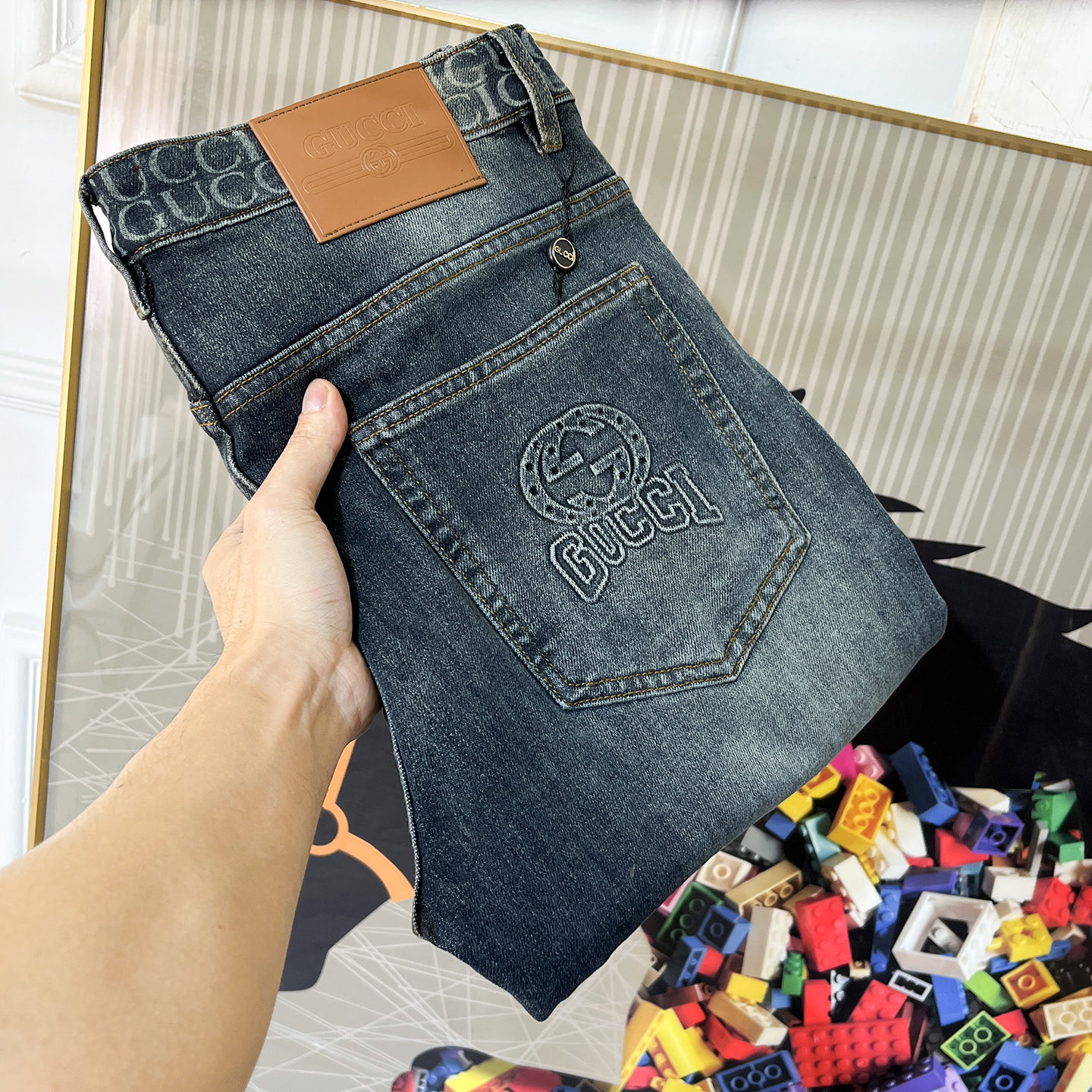 NO:683604,Gucci - 2025ss Year of the Snake Autumn and Winter Jeans. Original 1:1 production, a perfect choice for daily necessities, simple and stylish, custom imported denim fabric, heavy washing process, complex workmanship and exquisite craftsmanship. Easily cater to the needs of the four seasons, soft and elastic to the touch, smooth and neat, original accessories and hardware, comfortable upper body, very easy to wear and durable, size 29-38,,jeans,19860909古奇 - 2025ss蛇年秋冬牛仔裤.原单1:1制作,日常必备的完美之选,简单大气亦时尚有型,定制进口丹宁面料 ,重工洗水工艺,做工复杂工艺精湛.轻松迎合四季需要,手感柔软带弹力,流畅利落,原版辅料五金,上身舒适非常易搭耐看码数29-38,,jeans,,Men's clothing