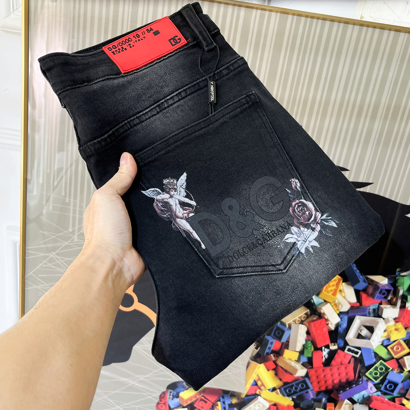 NO:683608,DG - 2025ss Year of the Snake Autumn and Winter Jeans. Original 1:1 production, the perfect choice for daily necessities, simple and stylish, custom imported denim fabric, heavy washing process, complex workmanship and exquisite craftsmanship. Easily cater to the needs of the four seasons, soft and elastic to the touch, smooth and neat, original accessories and hardware, comfortable upper body, very easy to wear and durable, code number 29-38,,jeans,19860909DG - 2025ss蛇年秋冬牛仔裤.原单1:1制作,日常必备的完美之选,简单大气亦时尚有型,定制进口丹宁面料 ,重工洗水工艺,做工复杂工艺精湛.轻松迎合四季需要,手感柔软带弹力,流畅利落,原版辅料五金,上身舒适非常易搭耐看码数29-38,,jeans,,Men's clothing