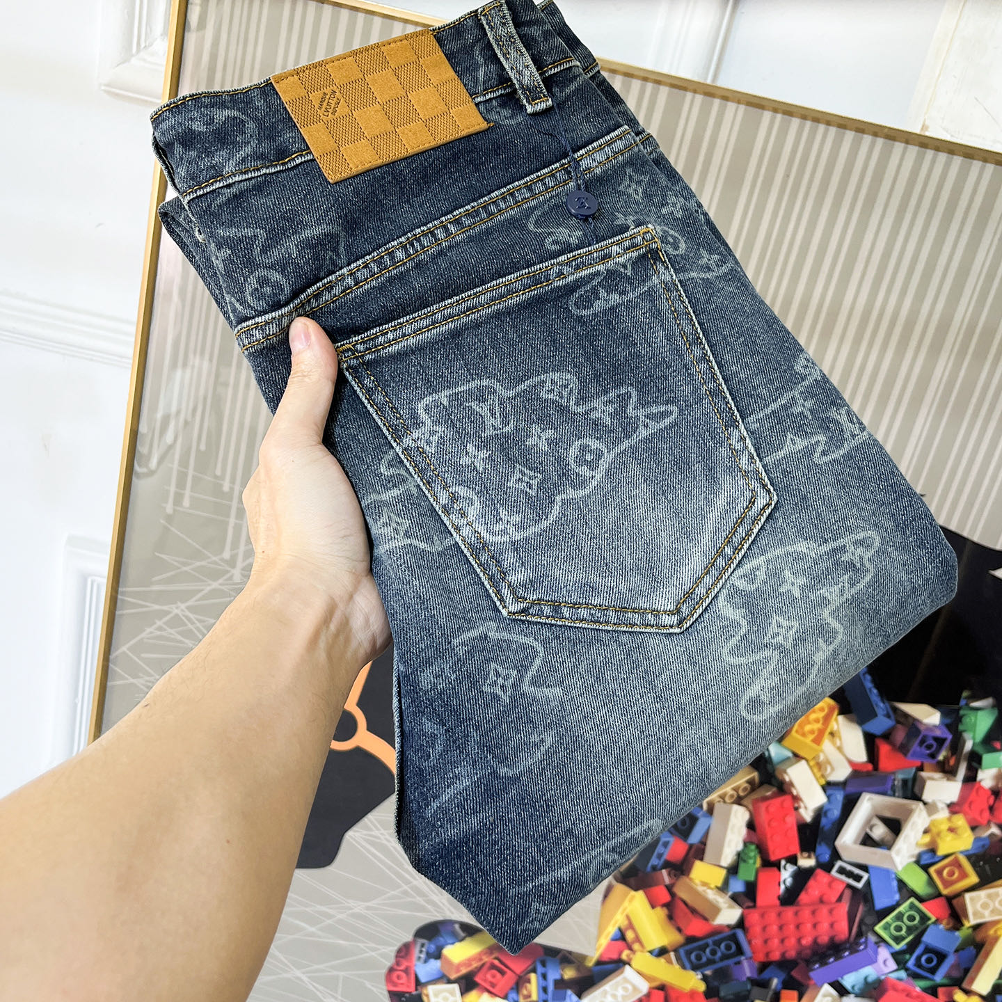 NO:683564,LV - 2025ss Year of the Snake Autumn and Winter Jeans. Original 1:1 production, the perfect choice for daily necessities, simple and stylish, custom-made imported denim fabric, heavy washing process, complex workmanship and exquisite craftsmanship. Easily cater to the needs of the four seasons, soft and elastic to the touch, smooth and neat, original accessories and hardware, comfortable upper body, very easy to wear and durable, size 29-38,, louis vuitton, jeans,19860909LV - 2025ss蛇年秋冬牛仔裤.原单1:1制作,日常必备的完美之选,简单大气亦时尚有型,定制进口丹宁面料 ,重工洗水工艺,做工复杂工艺精湛.轻松迎合四季需要,手感柔软带弹力,流畅利落,原版辅料五金,上身舒适非常易搭耐看码数29-38,,louis vuitton,jeans,,Men's clothing