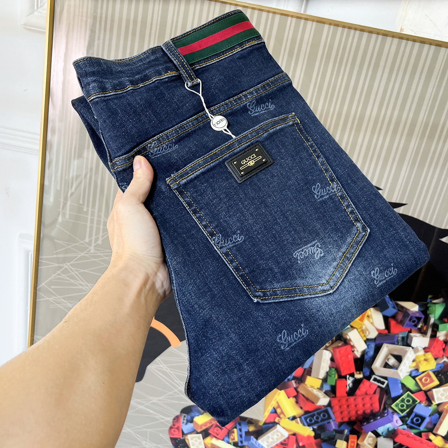 NO:683570,Gucci - 2025ss Year of the Snake Autumn and Winter Jeans. Original 1:1 production, a perfect choice for daily necessities, simple and stylish, custom imported denim fabric, heavy washing process, complex workmanship and exquisite craftsmanship. Easily cater to the needs of the four seasons, soft and elastic to the touch, smooth and neat, original accessories and hardware, comfortable upper body, very easy to wear and durable, size 29-38,,jeans,19860909古奇 - 2025ss蛇年秋冬牛仔裤.原单1:1制作,日常必备的完美之选,简单大气亦时尚有型,定制进口丹宁面料 ,重工洗水工艺,做工复杂工艺精湛.轻松迎合四季需要,手感柔软带弹力,流畅利落,原版辅料五金,上身舒适非常易搭耐看码数29-38,,jeans,,Men's clothing