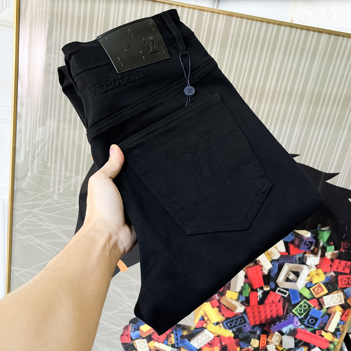 NO:683577,LV - 2025ss Year of the Snake Autumn and Winter Jeans. Original 1:1 production, the perfect choice for daily necessities, simple and stylish, custom-made imported denim fabric, heavy washing process, complex workmanship and exquisite craftsmanship. Easily cater to the needs of the four seasons, soft and elastic to the touch, smooth and neat, original accessories and hardware, comfortable upper body, very easy to wear and durable, size 29-38,, louis vuitton, jeans,19860909LV - 2025ss蛇年秋冬牛仔裤.原单1:1制作,日常必备的完美之选,简单大气亦时尚有型,定制进口丹宁面料 ,重工洗水工艺,做工复杂工艺精湛.轻松迎合四季需要,手感柔软带弹力,流畅利落,原版辅料五金,上身舒适非常易搭耐看码数29-38,,louis vuitton,jeans,,Men's clothing