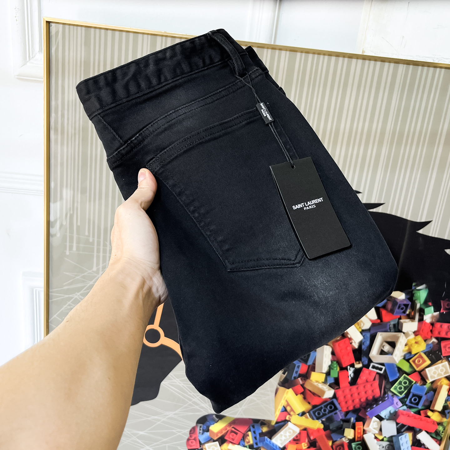 NO:683582,Ysl - 2025ss Year of the Snake autumn and winter jeans. Original 1:1 production, the perfect choice for daily essentials, simple and stylish, custom-made imported denim fabric, heavy washing process, complex workmanship and exquisite craftsmanship. Easily cater to the needs of the four seasons, soft and elastic to the touch, smooth and neat, original accessories and hardware, comfortable upper body, very easy to wear and durable, code number 29-38, saint laurent,jeans,19860909Ysl - 2025ss蛇年秋冬牛仔裤.原单1:1制作,日常必备的完美之选,简单大气亦时尚有型,定制进口丹宁面料 ,重工洗水工艺,做工复杂工艺精湛.轻松迎合四季需要,手感柔软带弹力,流畅利落,原版辅料五金,上身舒适非常易搭耐看码数29-38,,saint laurent,jeans,,Men's clothing