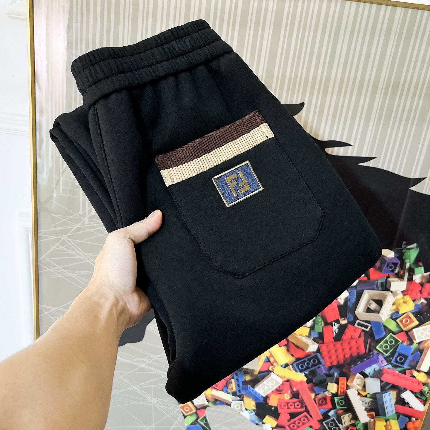 NO:683586,Fendi - 2025ss autumn and winter counters simultaneously popular thick velvet casual pants. This season's must-have versatile style, the upper body is extremely outstanding, super versatile style, 1:1 replica of the original version, complete with three standards!  The counter is designed with the latest fashion elements, imported custom-woven high-quality European cotton fabrics, with super good styles, a must-have for casual fashion!  Highly recommended size M-4XL,,fendi,19860909芬迪- 2025ss秋冬专柜同步爆款厚款加绒休闲裤,本季必入百搭款式,上身极为出挑,超级百搭款 ,原版1:1复刻,三标齐全！专柜最新时尚元素设计,进口定织高品质欧棉面料,版型超好,休闲时尚必备！强烈推荐款 尺码 M-4XL,,fendi,,Men's clothing