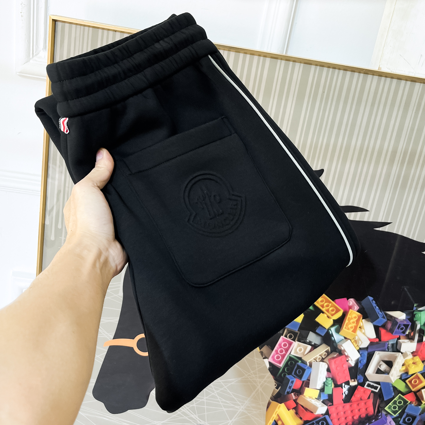 NO:683614,Mengkou - 2025ss autumn and winter counters simultaneously popular thick casual pants, a must-have versatile style this season, the upper body is extremely outstanding, super versatile style, 1:1 replica of the original version, complete with three standards!  The counter is designed with the latest fashion elements, imported custom-woven high-quality European cotton fabrics, with super good styles, a must-have for casual fashion!  Highly recommended size M-4XL,,Moncler,19860909蒙口- 2025ss秋冬专柜同步爆款厚款休闲裤,本季必入百搭款式,上身极为出挑,超级百搭款 ,原版1:1复刻,三标齐全！专柜最新时尚元素设计,进口定织高品质欧棉面料,版型超好,休闲时尚必备！强烈推荐款 尺码 M-4XL,,Moncler,,Men's clothing