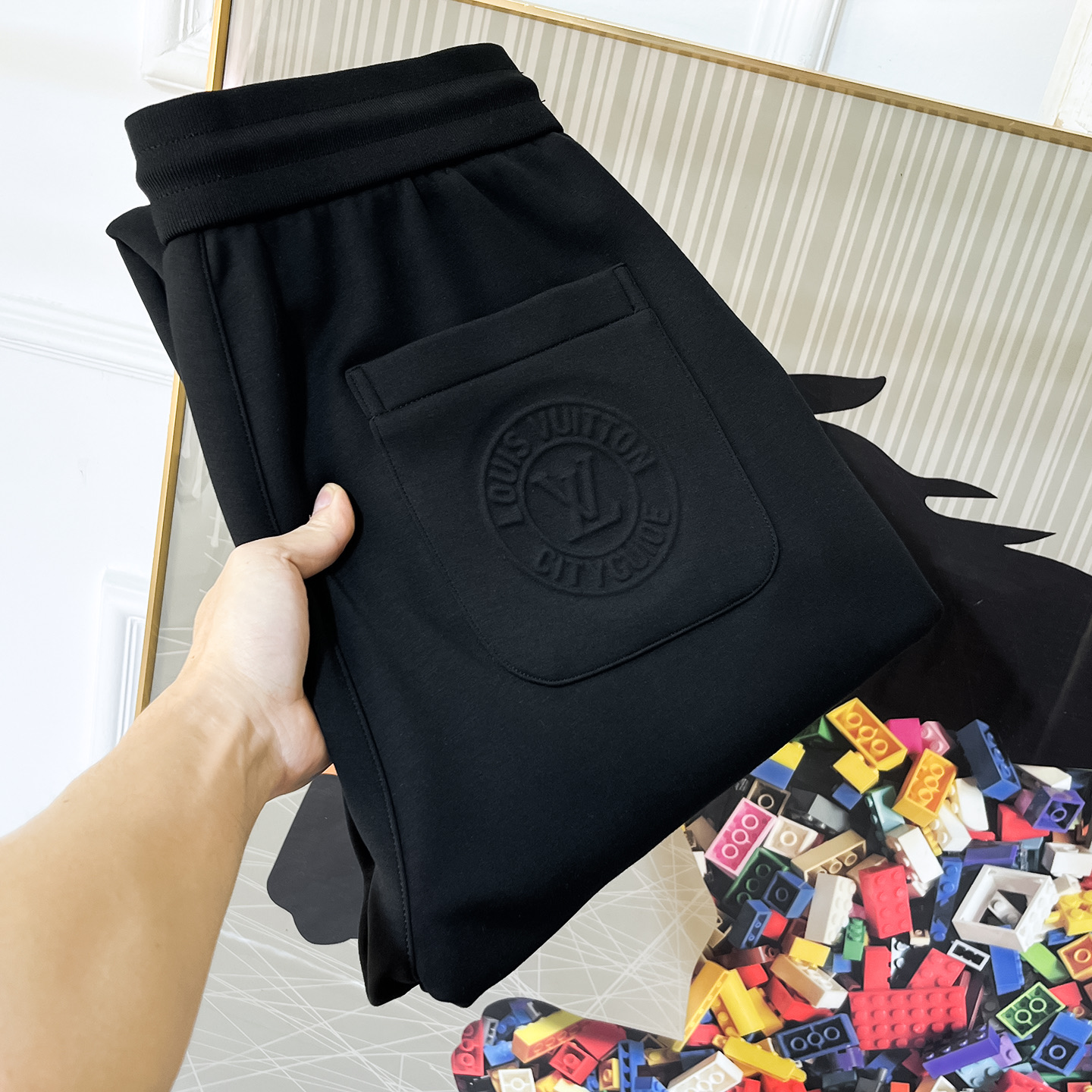 NO:683599,LV- 2025ss autumn and winter counters simultaneously popular thick casual pants. This season's must-have versatile style, the upper body is very outstanding, super versatile style, 1:1 replica of the original version, complete with three standards!  The counter is designed with the latest fashion elements, imported custom-woven high-quality European cotton fabrics, with super good styles, a must-have for casual fashion!  Highly recommended size M-4XL, Louis Vuitton,19860909LV- 2025ss秋冬专柜同步爆款厚款休闲裤,本季必入百搭款式,上身极为出挑,超级百搭款 ,原版1:1复刻,三标齐全！专柜最新时尚元素设计,进口定织高品质欧棉面料,版型超好,休闲时尚必备！强烈推荐款 尺码 M-4XL,,louis vuitton,,Men's clothing