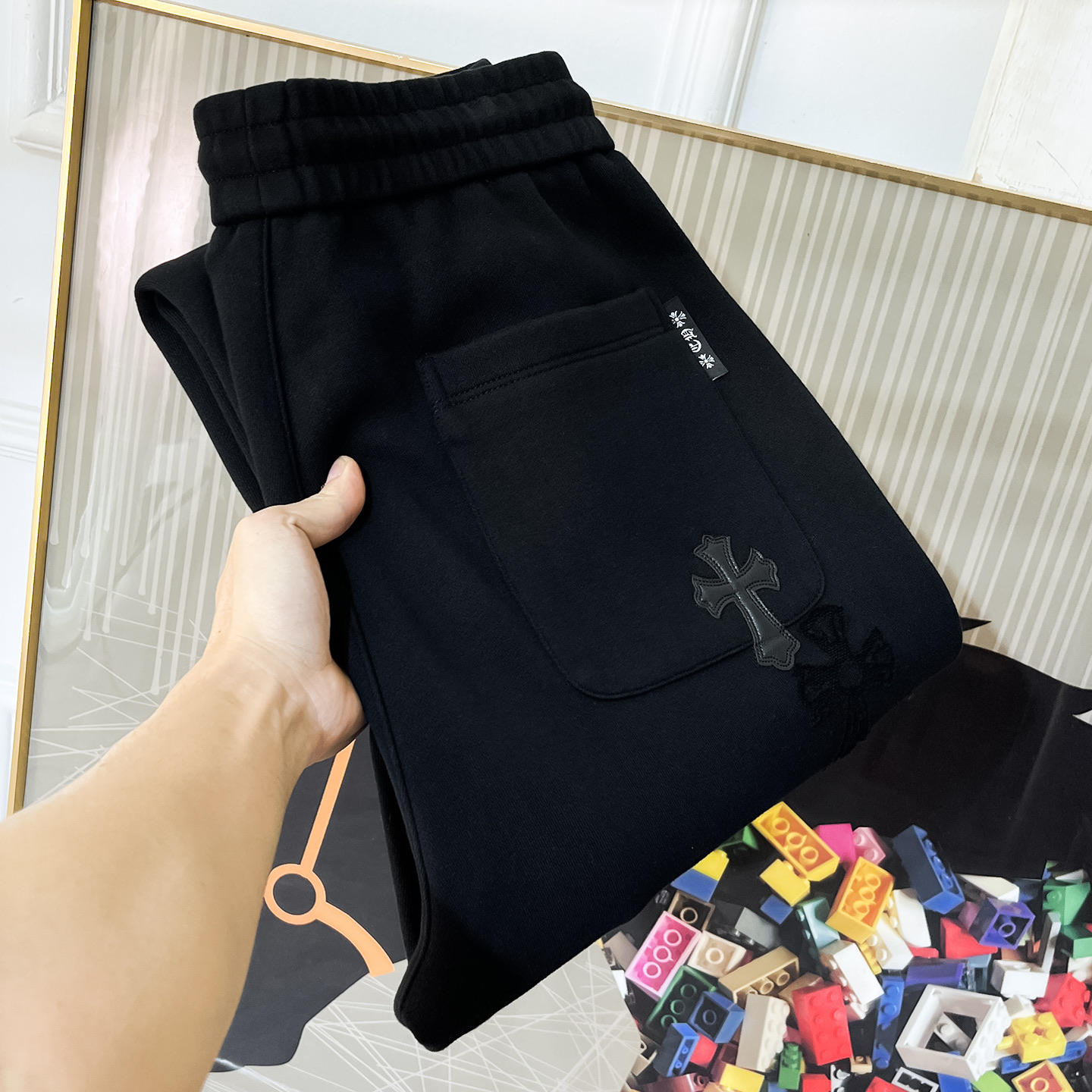 NO:683594,Croxin - 2025ss autumn and winter counters simultaneously popular thick casual pants. This season's must-have versatile style, the upper body is very outstanding, super versatile style, original 1:1 replica, complete with three standards!  The counter is designed with the latest fashion elements, imported custom-woven high-quality European cotton fabrics, with super good styles, a must-have for casual fashion!  Highly recommended size M-4XL,,chrome hearts,19860909克罗芯- 2025ss秋冬专柜同步爆款厚款休闲裤,本季必入百搭款式,上身极为出挑,超级百搭款 ,原版1:1复刻,三标齐全！专柜最新时尚元素设计,进口定织高品质欧棉面料,版型超好,休闲时尚必备！强烈推荐款 尺码 M-4XL,,chrome hearts,,Men's clothing