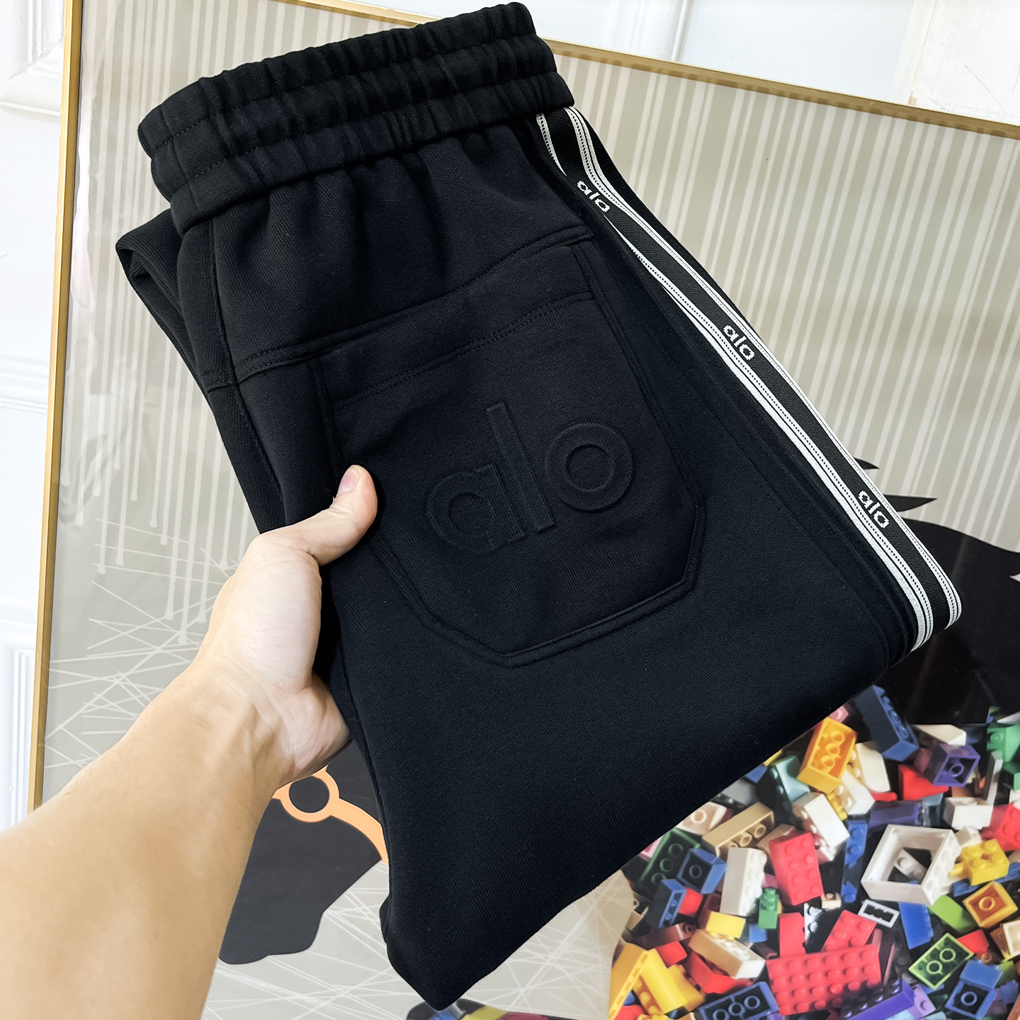 NO:683619,alo- 2025ss autumn and winter counters simultaneously popular thick casual pants, a must-have versatile style this season, the upper body is very outstanding, super versatile style, 1:1 replica of the original version, complete with three standards!  The counter is designed with the latest fashion elements, imported custom-woven high-quality European cotton fabrics, with super good styles, a must-have for casual fashion!  Highly recommended size M-4XL,,19860909alo- 2025ss秋冬专柜同步爆款厚款休闲裤,本季必入百搭款式,上身极为出挑,超级百搭款 ,原版1:1复刻,三标齐全！专柜最新时尚元素设计,进口定织高品质欧棉面料,版型超好,休闲时尚必备！强烈推荐款 尺码 M-4XL,,,Men's clothing