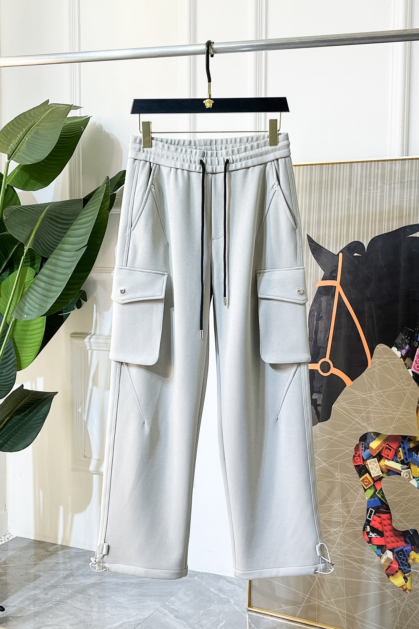 NO:683611,Prada - 2025ss autumn and winter counters simultaneously popular thick casual pants, a must-have versatile style this season, the upper body is very outstanding, super versatile style, 1:1 replica of the original version, complete with three standards!  The counter is designed with the latest fashion elements, imported custom-woven high-quality European cotton fabrics, with super good styles, a must-have for casual fashion!  Highly recommended size M-4XL, prada,19860909普拉达- 2025ss秋冬专柜同步爆款厚款休闲裤,本季必入百搭款式,上身极为出挑,超级百搭款 ,原版1:1复刻,三标齐全！专柜最新时尚元素设计,进口定织高品质欧棉面料,版型超好,休闲时尚必备！强烈推荐款 尺码 M-4XL,,prada,,Men's clothing