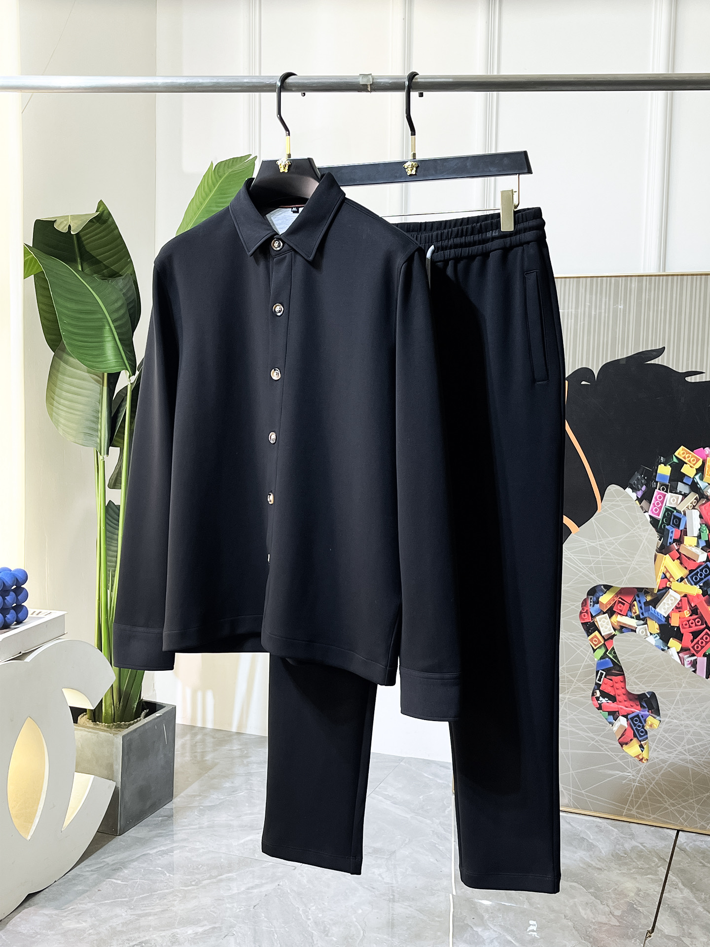 NO:683623,Bc- 2025ss new autumn casual suit!  Celebrities’ favorite fashion-flavored casual suits are simple and elegant, designed with 11 craftsmanship on the official website!  Clean and neat tailoring, full of urban style. Exclusive top-grade customized fabrics are available. It feels soft and dry, and the upper body effect is crisp and stylish. The three-dimensional cutting technology and the version are of high standards and suitable for the benefits!  It is not tight at all, and you feel good when you put it on. With so many top-quality raw materials, it creates a high-end product with unparalleled value. It is the first choice for high-end fashion people with complete three standards, and the upper body effect is super good-looking!  Code number: M-4XL,,19860909Bc- 2025ss秋装新品休闲套装！明星最爱时装味休闲套装 简单大方,官网11工艺设计！干净利落剪裁 都市风十足 可供独家顶级定制面料,手感软糯干爽,上身效果挺括有型.立体裁剪工艺,版型上都是高标准,恰当好处的廓型版！又恰恰不紧绷,穿上心情就好,如此众多的顶级原料,打造出价值感无与伦比的高端产品,三标齐全高端潮流时尚人士首选,上身效果超级好看！码数:M-4XL,,,Men's clothing