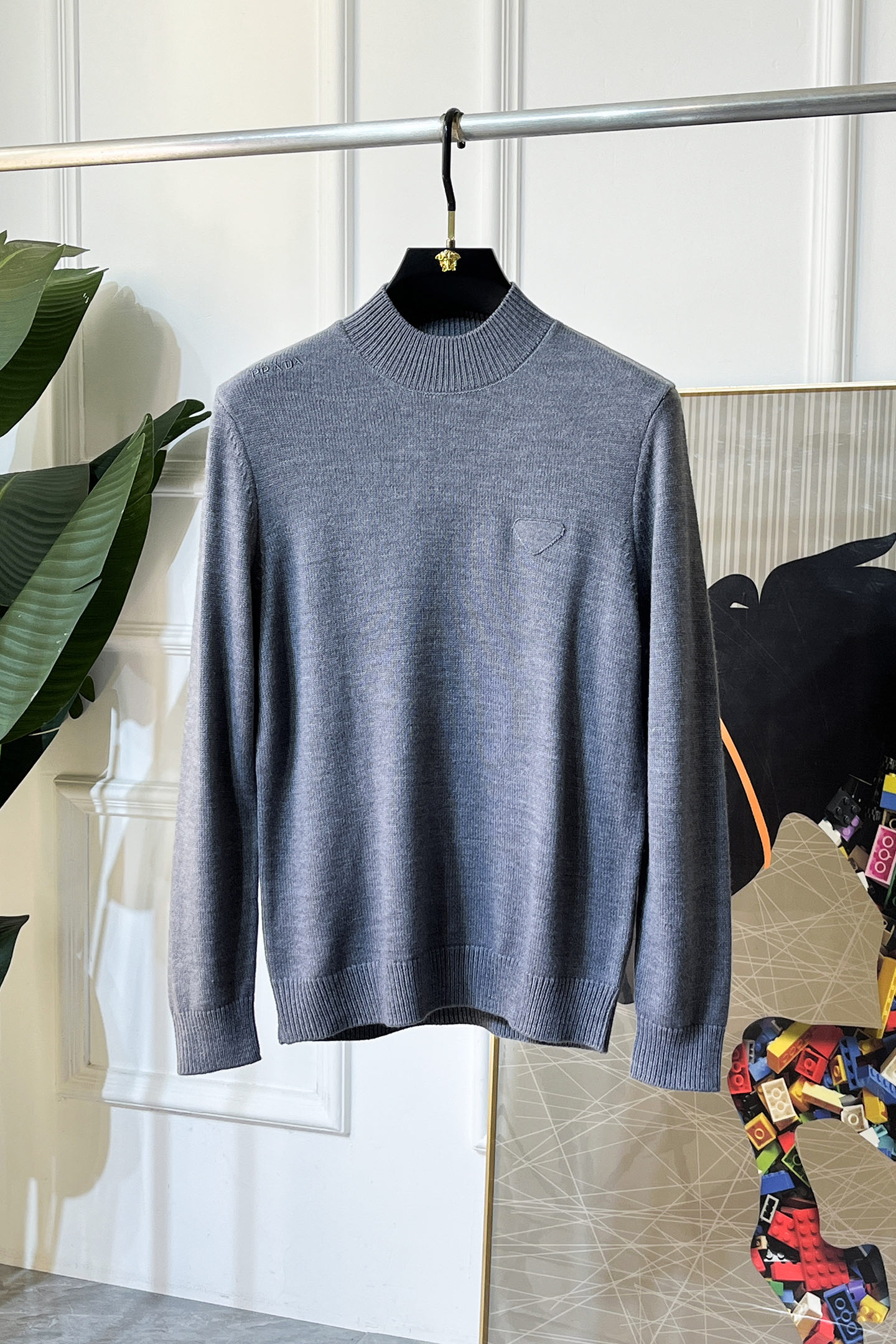 NO:691908,Prada - 2025ss Autumn and Winter Counter Hot Knitted Sweaters, Casual and Fashionable Outerwear, Must-Have Interior Style, Customized Imported Sheep Wool Fabric, The Fabric Has a Fine Handle, Close-fitting and Comfortable without Pricking the Flesh, Good Upper Body Shape, Warm to Worn, Counter Logo Design is Very Unique, Original Quality and Craftsmanship, Absolutely the Highest Version on the Market. The top original version is awesome to wear. Smooth and crisp, not easy to deform. The seams and seams are very rigorous and elegant. Absolutely the first-line OEM requirements!  Don’t miss it, male gods!  Size M-3XL,,prada,19860909普拉达 - 2025ss秋冬专柜大爆款针织毛衫,休闲时尚外穿 内搭必备款,定制进口绵羊毛面料,面料手感细腻,贴身舒适不扎肉,上身版型好 穿着保暖,专柜标志设计非常独特,原版品质与工艺 绝对市场最高版本 顶级原版穿着超赞 柔顺挺括,不易变形.锁边缝盘都非常严谨考究 绝对一线代工要求！男神们别错过！ 尺码 M-3XL,,prada,,Men's clothing