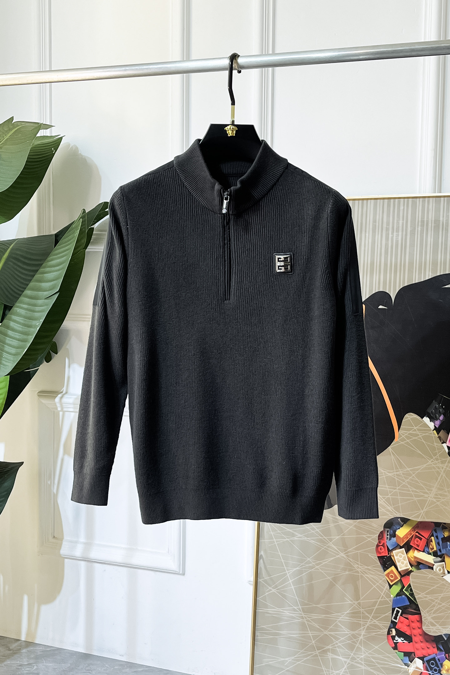 NO:691912,Givenchy - 2025ss Autumn and Winter Counter Hot Knitted Sweaters, Casual and Fashionable Outerwear, Must-Have Interior Style, Customized Imported Sheep Wool Fabric, The Fabric Has a Fine Handle, Comfortable Close-fitting and Does Not Pinch the Flesh, Good Upper Body Shape, Keeps Warm, The Counter Logo Design is Very Unique, Original Quality and Craftsmanship, Absolutely the Highest Version on the Market. Top Original Originals Wear Awesome, Smooth and Stiff, Not Easily Deformed. The Overlocking and Sewing Plates Are Very Rigorous, Absolute First-line OEM Requirements!  Don’t miss it, male gods!  Size M-3XL,,givenchy,19860909纪梵希 - 2025ss秋冬专柜大爆款针织毛衫,休闲时尚外穿 内搭必备款,定制进口绵羊毛面料,面料手感细腻,贴身舒适不扎肉,上身版型好 穿着保暖,专柜标志设计非常独特,原版品质与工艺 绝对市场最高版本 顶级原版穿着超赞 柔顺挺括,不易变形.锁边缝盘都非常严谨考究 绝对一线代工要求！男神们别错过！ 尺码 M-3XL,,givenchy,,Men's clothing