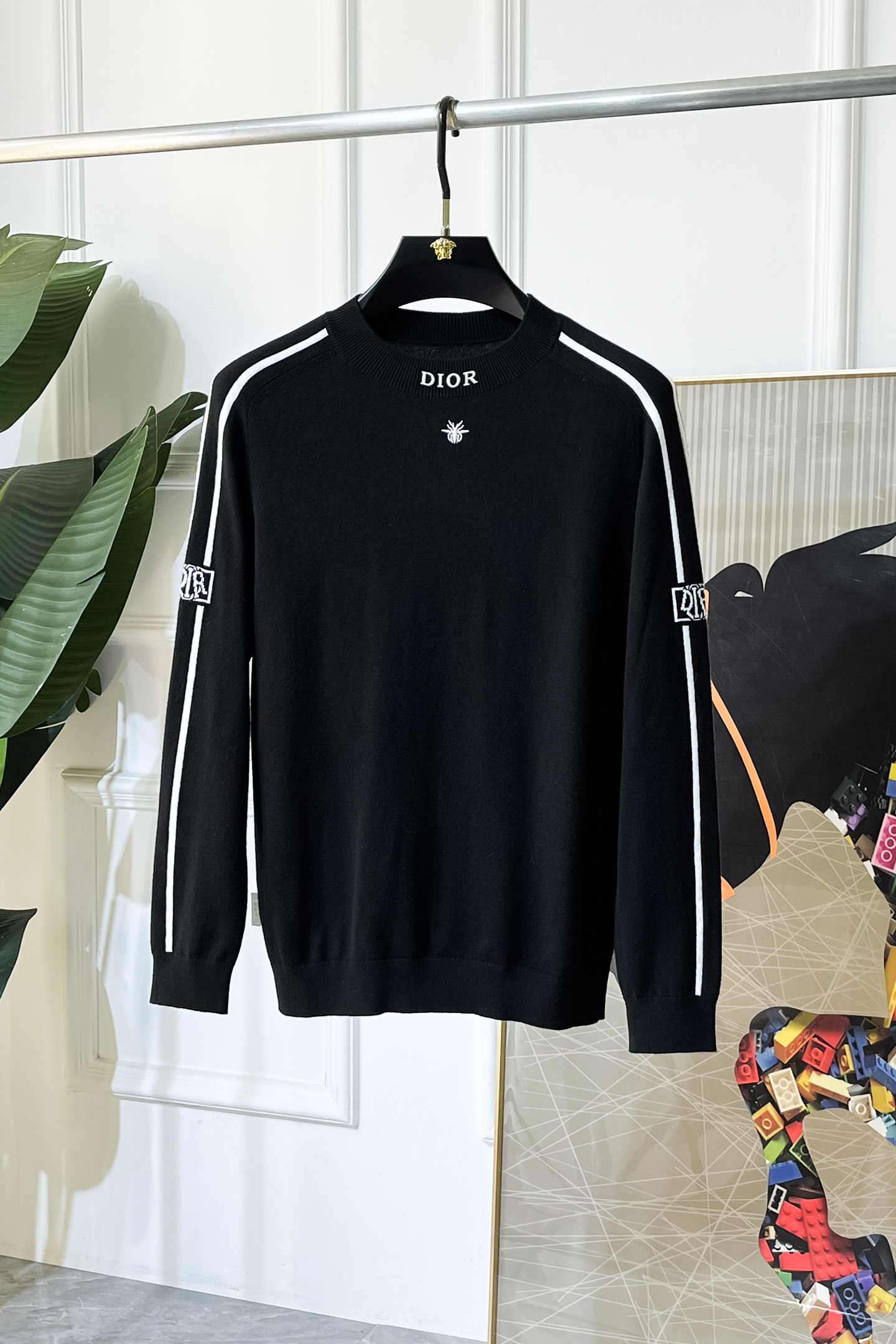 NO:691906,Dior - 2025ss Autumn and Winter Counter Hot Knitted Sweaters, Casual and Fashionable Outerwear, Must-Have Interior Style, Customized Imported Sheep Wool Fabric, The Fabric Feels Fine, Close-fitting and Comfortable without Pricking the Flesh, Good Upper Body Shape, Warm to Worn, Counter Logo Design is Very Unique, Original Quality and Craftsmanship, Absolutely the Highest Version on the Market. The top original version is great to wear. Smooth and crisp, not easy to deform. The overlocking and sewing plates are very rigorous and elegant. Absolutely the first-line OEM requirements!  Don’t miss it, male gods!  Size M-3XL,,dior,19860909迪奥 - 2025ss秋冬专柜大爆款针织毛衫,休闲时尚外穿 内搭必备款,定制进口绵羊毛面料,面料手感细腻,贴身舒适不扎肉,上身版型好 穿着保暖,专柜标志设计非常独特,原版品质与工艺 绝对市场最高版本 顶级原版穿着超赞 柔顺挺括,不易变形.锁边缝盘都非常严谨考究 绝对一线代工要求！男神们别错过！ 尺码 M-3XL,,dior,,Men's clothing