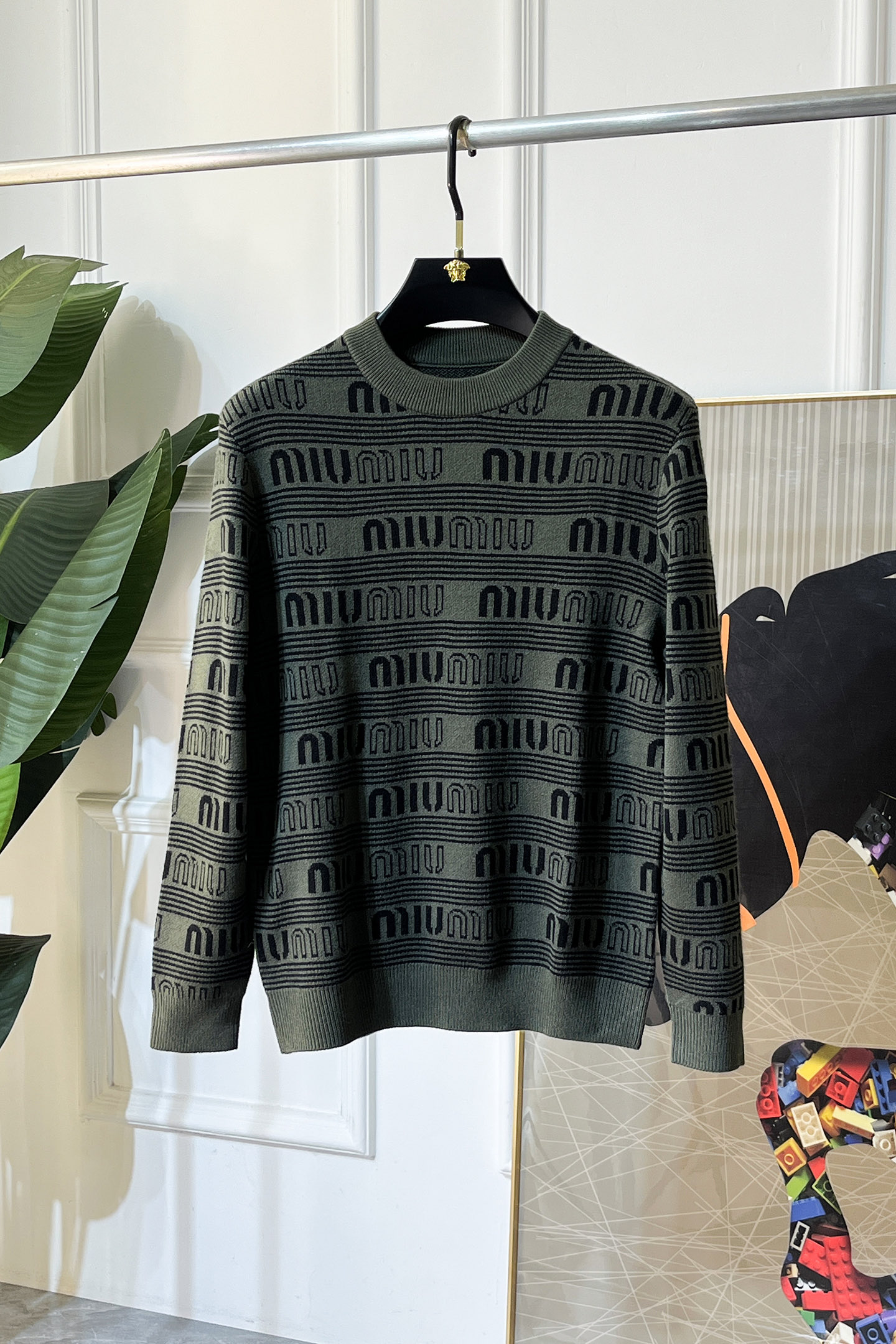 NO:691904,Miu Miu - 2025ss Autumn and Winter Counter's hot-selling knitted sweater, casual and fashionable outer wear, a must-have for inner wear, custom-made imported sheep wool fabric, the fabric has a delicate feel, close to the body and is comfortable without piercing the flesh, and the upper body has a good shape. It is warm to wear, and the counter logo design is very unique. The original quality and craftsmanship are definitely the highest version on the market. The top original version is awesome to wear. It is soft and crisp, not easy to deform. The seams and seams are very rigorous and elegant. Absolutely the first-line OEM requirements!  Don’t miss it, male gods!  Size M-3XL,,19860909谬谬 - 2025ss秋冬专柜大爆款针织毛衫,休闲时尚外穿 内搭必备款,定制进口绵羊毛面料,面料手感细腻,贴身舒适不扎肉,上身版型好 穿着保暖,专柜标志设计非常独特,原版品质与工艺 绝对市场最高版本 顶级原版穿着超赞 柔顺挺括,不易变形.锁边缝盘都非常严谨考究 绝对一线代工要求！男神们别错过！ 尺码 M-3XL,,,Men's clothing