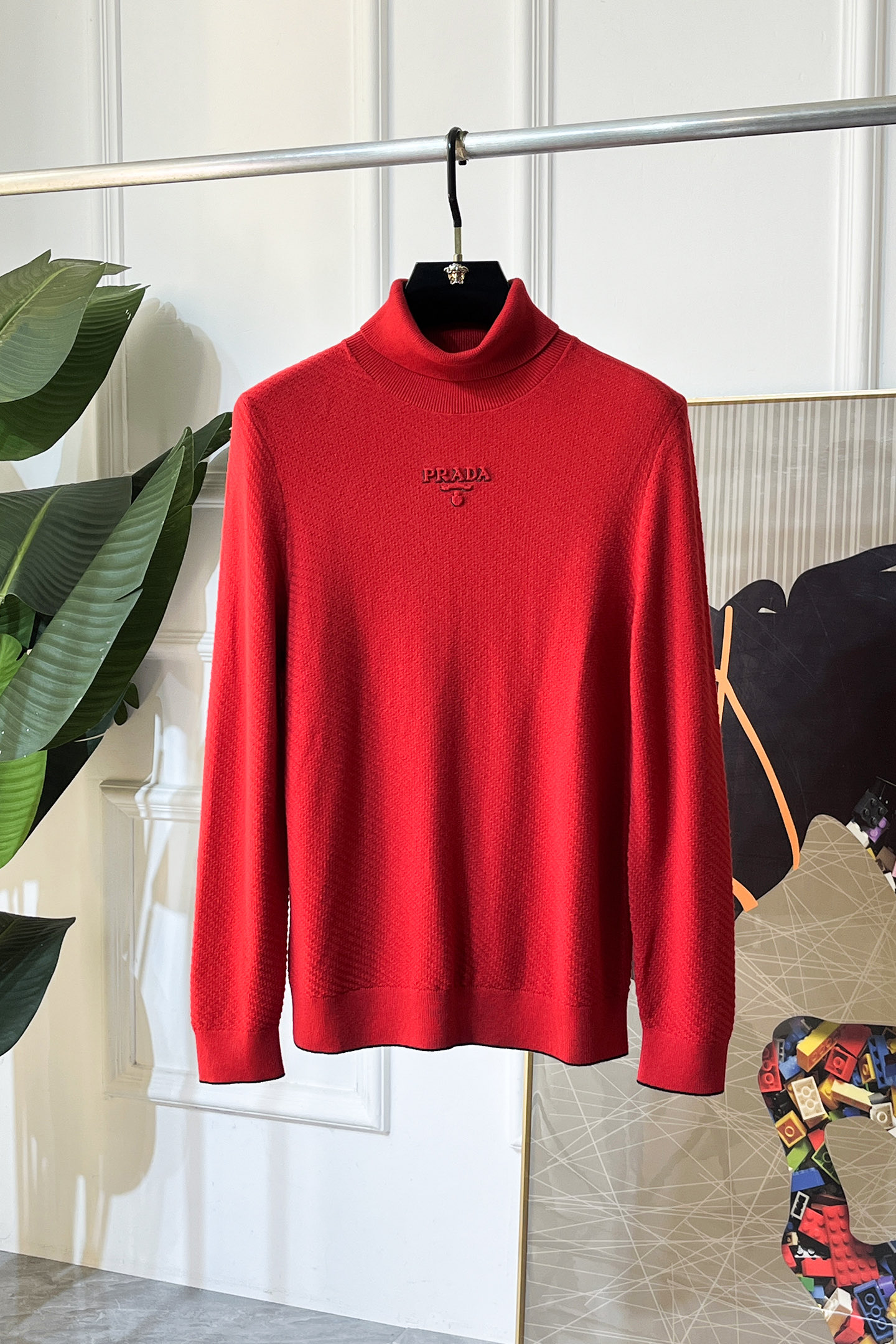 NO:691910,Prada - 2025ss Autumn and Winter Counter Hot Knitted Turtleneck Sweater, Casual and Fashionable Outerwear, Must-Have for Inner Layers, Customized Imported Sheep Wool Fabric, The Fabric Has a Fine Handle, It's Close-fitting and Comfortable without Pricking the Flesh, and it has a good upper body shape. It is warm to wear, and the counter logo design is very unique. The original quality and craftsmanship are definitely the highest version on the market. The top original version is great to wear. It is soft and crisp, not easy to deform. The seams and stitching plates are very rigorous and elegant. Absolutely the first-line OEM requirements!  Don’t miss it, male gods!  Size M-3XL,,prada,19860909普拉达 - 2025ss秋冬专柜大爆款针织高领毛衫,休闲时尚外穿 内搭必备款,定制进口绵羊毛面料,面料手感细腻,贴身舒适不扎肉,上身版型好 穿着保暖,专柜标志设计非常独特,原版品质与工艺 绝对市场最高版本 顶级原版穿着超赞 柔顺挺括,不易变形.锁边缝盘都非常严谨考究 绝对一线代工要求！男神们别错过！ 尺码 M-3XL,,prada,,Men's clothing