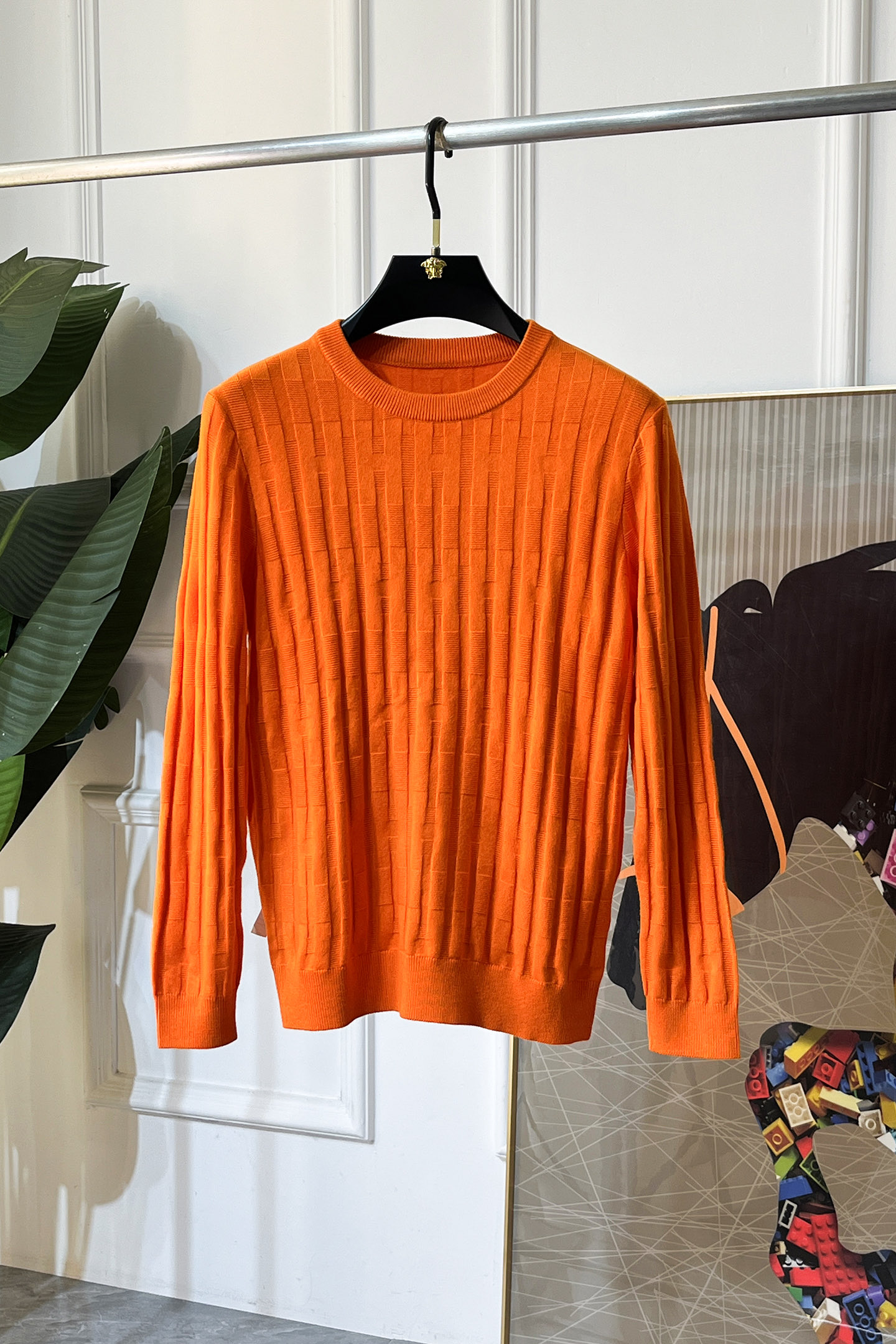 NO:691920,Hermès - 2025ss Autumn and Winter counter hot style knitted sweaters, casual and fashionable outer wear, a must-have for inner wear, custom-made imported sheep wool fabric, the fabric has a delicate feel, close to the body and is comfortable without piercing the flesh, the upper body has a good shape, warm to wear, the counter logo design is very unique, the original quality and craftsmanship are definitely the highest version on the market. The top original version is awesome to wear. It is soft and crisp, not easy to deform. The seams and seams are very rigorous and elegant, absolutely the first-line OEM requirements!  Don’t miss it, male gods!  Size M-3XL,,hermes,19860909爱玛仕 - 2025ss秋冬专柜大爆款针织毛衫,休闲时尚外穿 内搭必备款,定制进口绵羊毛面料,面料手感细腻,贴身舒适不扎肉,上身版型好 穿着保暖,专柜标志设计非常独特,原版品质与工艺 绝对市场最高版本 顶级原版穿着超赞 柔顺挺括,不易变形.锁边缝盘都非常严谨考究 绝对一线代工要求！男神们别错过！ 尺码 M-3XL,,hermes,,Men's clothing