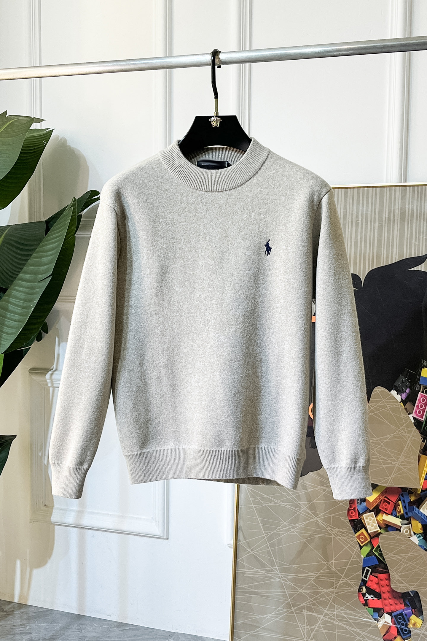 NO:682170,Paul - ss autumn and winter counter's popular knitted sweater, casual and fashionable outer wear, a must-have for inner wear, custom-made imported sheep wool fabric, the fabric has a delicate feel, close to the body and is comfortable without digging into the flesh, and the upper body has a good shape. It is warm to wear, and the counter logo design is very unique. The original quality and craftsmanship are definitely the highest version on the market. The top original version is awesome to wear. It is soft and crisp, not easy to deform. The seams and seams are very rigorous and elegant, absolutely required by first-line OEMs!  Don’t miss it, male gods!  Size M-3XL,,19860909保罗 - ss秋冬专柜大爆款针织毛衫,休闲时尚外穿 内搭必备款,定制进口绵羊毛面料,面料手感细腻,贴身舒适不扎肉,上身版型好 穿着保暖,专柜标志设计非常独特,原版品质与工艺 绝对市场最高版本 顶级原版穿着超赞 柔顺挺括,不易变形.锁边缝盘都非常严谨考究 绝对一线代工要求！男神们别错过！ 尺码 M-3XL,,,Men's clothing