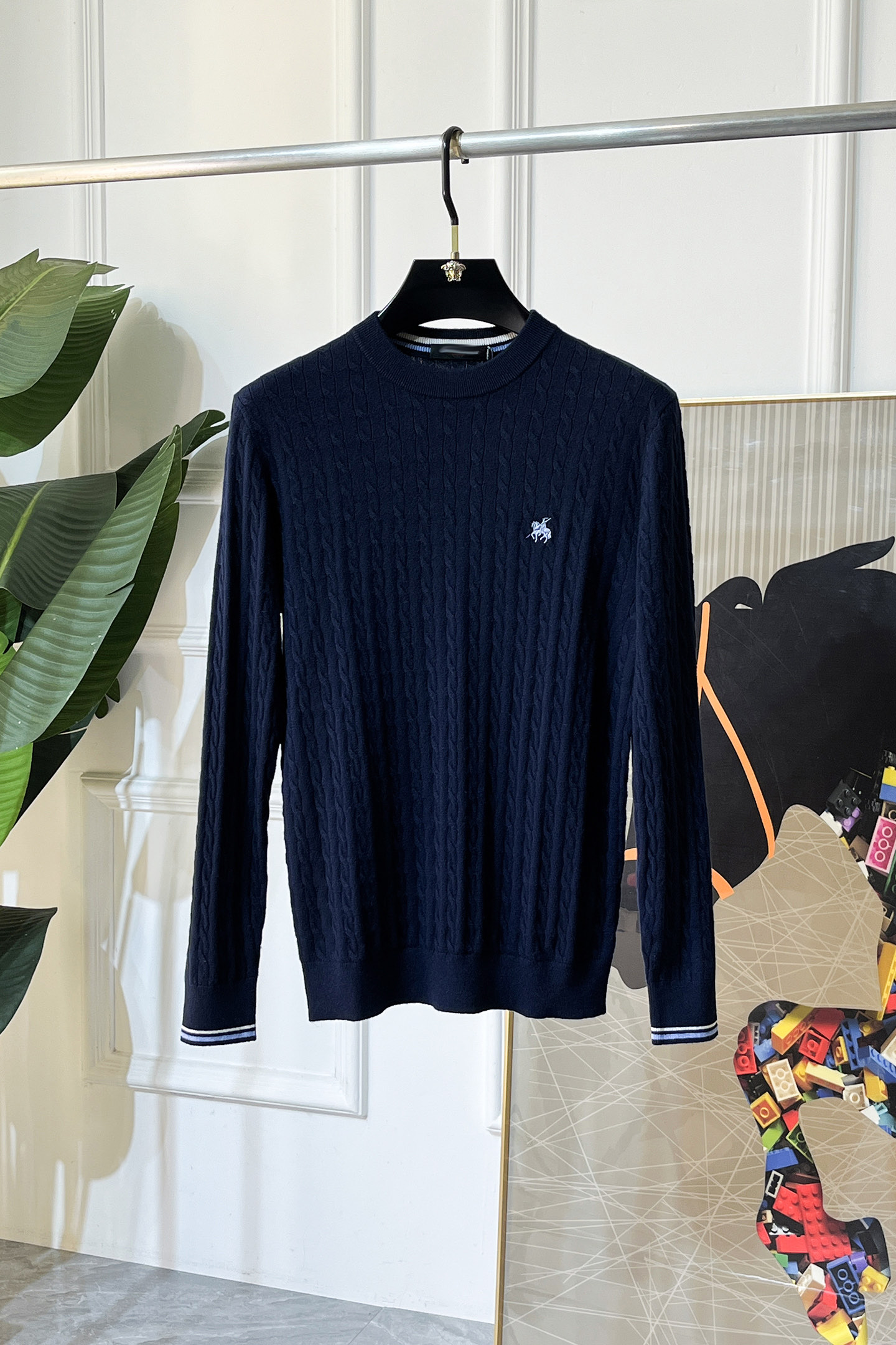 NO:682173,Burberry - SS Autumn and Winter counter's popular knitted sweater, casual and fashionable outer wear, a must-have for inner wear, custom-made imported sheep wool fabric, the fabric has a delicate feel, close to the body and is comfortable without digging into the flesh, and has a good upper body shape. It is warm to wear, and the counter logo design is very unique. The original quality and craftsmanship are definitely the highest version on the market. The top original version is awesome to wear. It is soft and crisp, not easy to deform. The seams and seams are very rigorous and elegant. Absolutely the first-line OEM requirements!  Don’t miss it, male gods!  Size M-3XL,,burberry,19860909巴宝莉 - ss秋冬专柜大爆款针织毛衫,休闲时尚外穿 内搭必备款,定制进口绵羊毛面料,面料手感细腻,贴身舒适不扎肉,上身版型好 穿着保暖,专柜标志设计非常独特,原版品质与工艺 绝对市场最高版本 顶级原版穿着超赞 柔顺挺括,不易变形.锁边缝盘都非常严谨考究 绝对一线代工要求！男神们别错过！ 尺码 M-3XL,,burberry,,Men's clothing