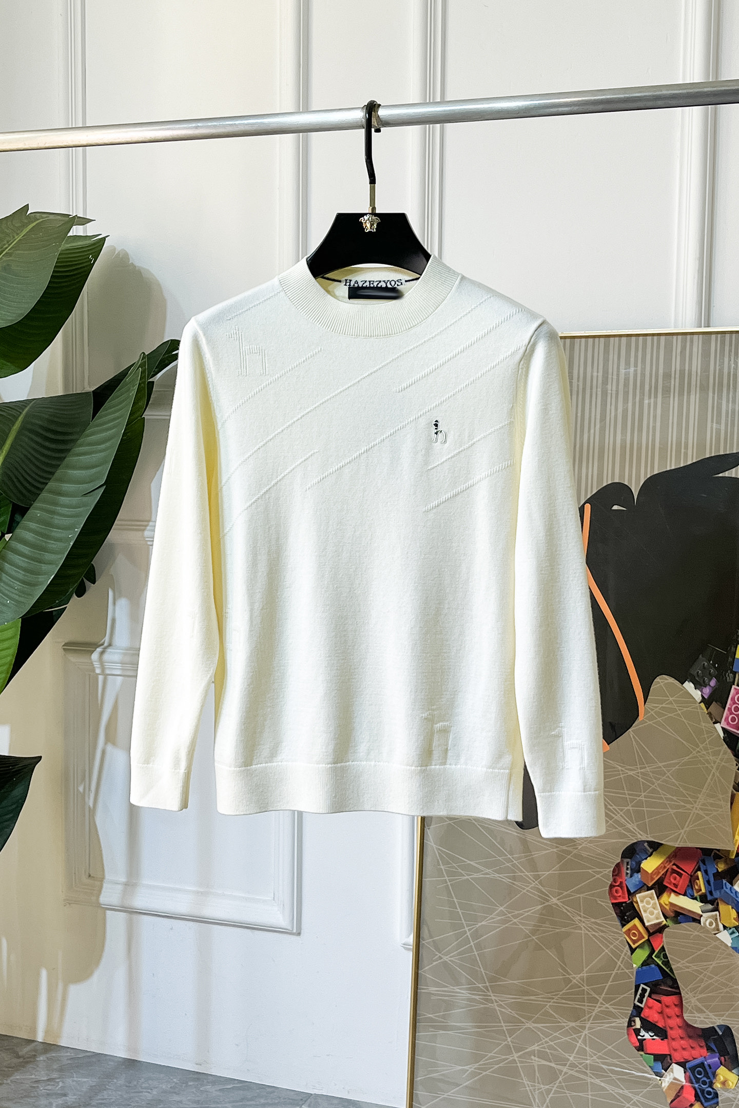 NO:703659,Hermès - SS Autumn and Winter Counter's hottest knitted sweater, casual and fashionable outerwear. A must-have for inner wear. Customized imported sheep wool fabric. The fabric has a delicate feel, close to the body and is comfortable without digging into the flesh. The upper body has a good shape. It is warm to wear. The counter logo design is very unique. The original quality and craftsmanship are definitely the highest version on the market. The top original version is awesome to wear. It is soft and crisp and not easy to deform. The seams and seams are very rigorous and elegant. Absolutely the first-line OEM requirements!  Don’t miss it, male gods!  Size M-3XL,,hermes,19860909爱玛仕 - ss秋冬专柜大爆款针织毛衫,休闲时尚外穿 内搭必备款,定制进口绵羊毛面料,面料手感细腻,贴身舒适不扎肉,上身版型好 穿着保暖,专柜标志设计非常独特,原版品质与工艺 绝对市场最高版本 顶级原版穿着超赞 柔顺挺括,不易变形.锁边缝盘都非常严谨考究 绝对一线代工要求！男神们别错过！ 尺码 M-3XL,,hermes,,Men's clothing