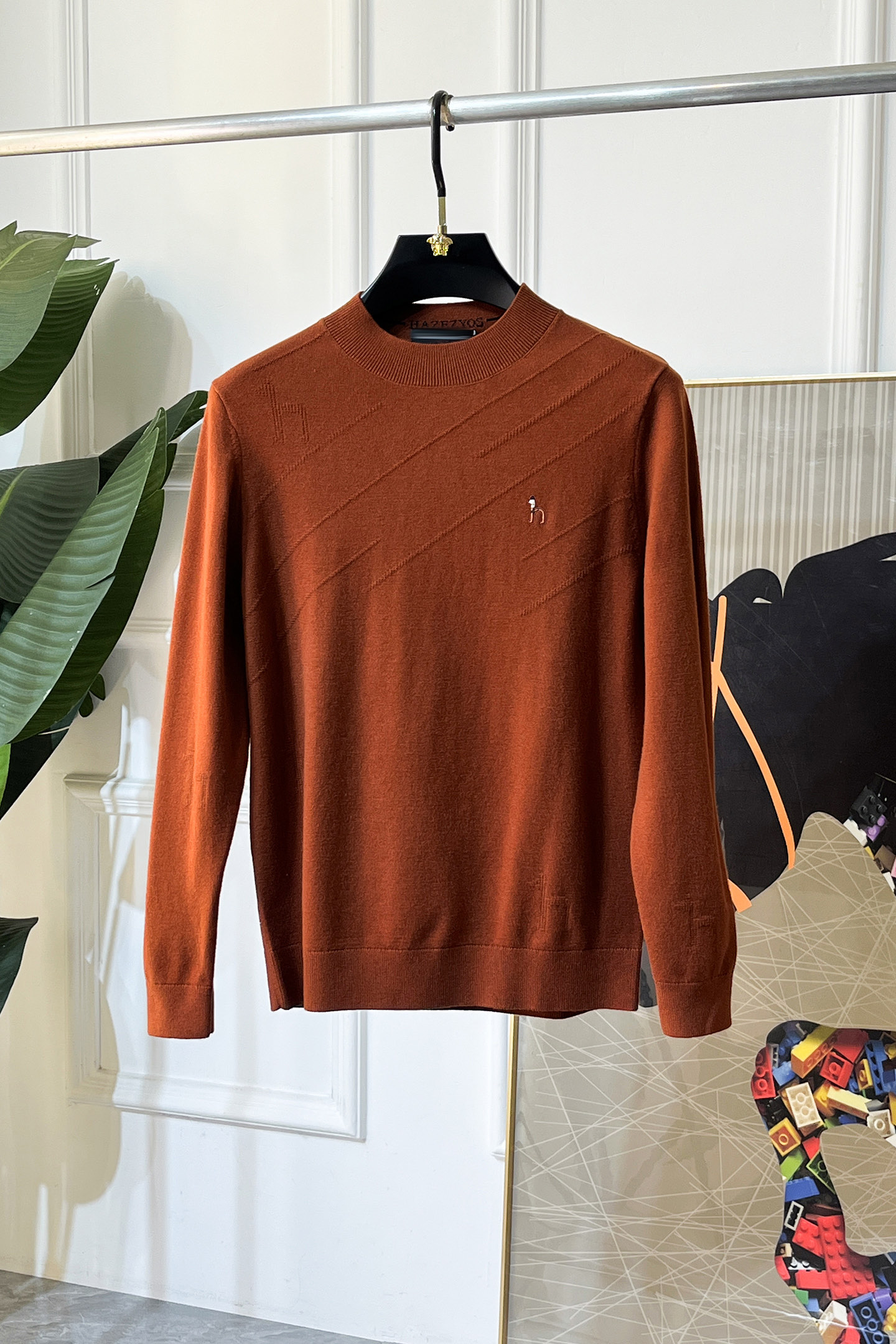 NO:682162,Hermès - SS Autumn and Winter Counter's hottest knitted sweater, casual and fashionable outerwear. A must-have for inner wear. Customized imported sheep wool fabric. The fabric has a delicate feel, close to the body and is comfortable without digging into the flesh. The upper body has a good shape. It is warm to wear. The counter logo design is very unique. The original quality and craftsmanship are definitely the highest version on the market. The top original version is awesome to wear. It is soft and crisp and not easy to deform. The seams and seams are very rigorous and elegant. Absolutely the first-line OEM requirements!  Don’t miss it, male gods!  Size M-3XL,,hermes,19860909爱玛仕 - ss秋冬专柜大爆款针织毛衫,休闲时尚外穿 内搭必备款,定制进口绵羊毛面料,面料手感细腻,贴身舒适不扎肉,上身版型好 穿着保暖,专柜标志设计非常独特,原版品质与工艺 绝对市场最高版本 顶级原版穿着超赞 柔顺挺括,不易变形.锁边缝盘都非常严谨考究 绝对一线代工要求！男神们别错过！ 尺码 M-3XL,,hermes,,Men's clothing