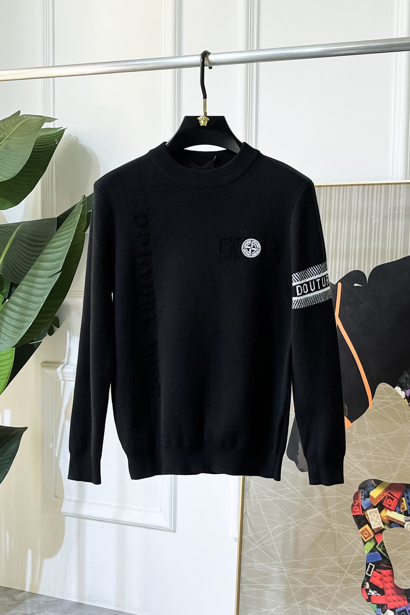 NO:682177,Stone Island - SS Autumn and Winter Counter's most popular knitted sweater, casual and fashionable outer wear, a must-have for inner wear, custom-made imported sheep wool fabric, the fabric has a delicate feel, close to the body and is comfortable without piercing the flesh, and the upper body has a good shape. It is warm to wear, and the counter logo design is very unique. The original quality and craftsmanship are definitely the highest version on the market. The top original version is awesome to wear. It is soft and crisp, not easy to deform. The seams and seams are very rigorous and elegant. Absolutely the first-line OEM requirements!  Don’t miss it, male gods!  Size M-3XL,,19860909石头岛 - ss秋冬专柜大爆款针织毛衫,休闲时尚外穿 内搭必备款,定制进口绵羊毛面料,面料手感细腻,贴身舒适不扎肉,上身版型好 穿着保暖,专柜标志设计非常独特,原版品质与工艺 绝对市场最高版本 顶级原版穿着超赞 柔顺挺括,不易变形.锁边缝盘都非常严谨考究 绝对一线代工要求！男神们别错过！ 尺码 M-3XL,,,Men's clothing