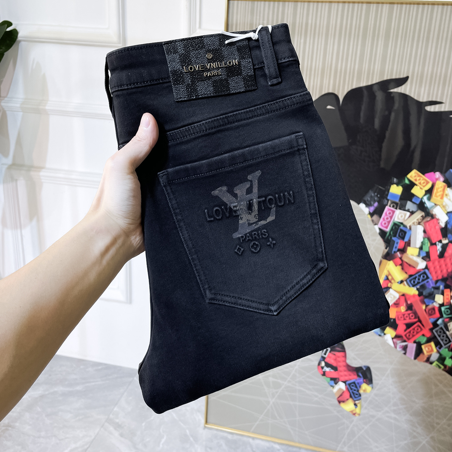 NO:685369,LV - 2025ss Year of the Snake Autumn and Winter fleece jeans. Made from original 1:1, the perfect choice for daily necessities, simple and stylish, custom imported denim fabric, heavy washing process, complex workmanship and exquisite craftsmanship. Easily cater to the needs of the four seasons, soft and elastic to the touch, smooth and neat, original accessories and hardware, comfortable upper body, very easy to wear and durable, size 29-36,, louis vuitton, jeans,19860909LV - 2025ss蛇年秋冬加绒牛仔裤.原单1:1制作,日常必备的完美之选,简单大气亦时尚有型,定制进口丹宁面料 ,重工洗水工艺,做工复杂工艺精湛.轻松迎合四季需要,手感柔软带弹力,流畅利落,原版辅料五金,上身舒适非常易搭耐看码数29-36,,louis vuitton,jeans,,Men's clothing