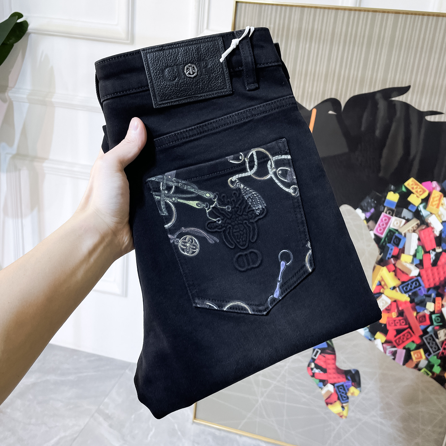 NO:685375,Dior - 2025ss Year of the Snake Autumn and Winter fleece jeans. Original 1:1 production, the perfect choice for daily essentials, simple and stylish, custom imported denim fabric, heavy washing process, complex workmanship and exquisite craftsmanship. Easily cater to the needs of the four seasons, soft and elastic to the touch, smooth and neat, original accessories and hardware, comfortable upper body, very easy to wear and durable, size 29-36,, dior, jeans,19860909迪奥 - 2025ss蛇年秋冬加绒牛仔裤.原单1:1制作,日常必备的完美之选,简单大气亦时尚有型,定制进口丹宁面料 ,重工洗水工艺,做工复杂工艺精湛.轻松迎合四季需要,手感柔软带弹力,流畅利落,原版辅料五金,上身舒适非常易搭耐看码数29-36,,dior,jeans,,Men's clothing