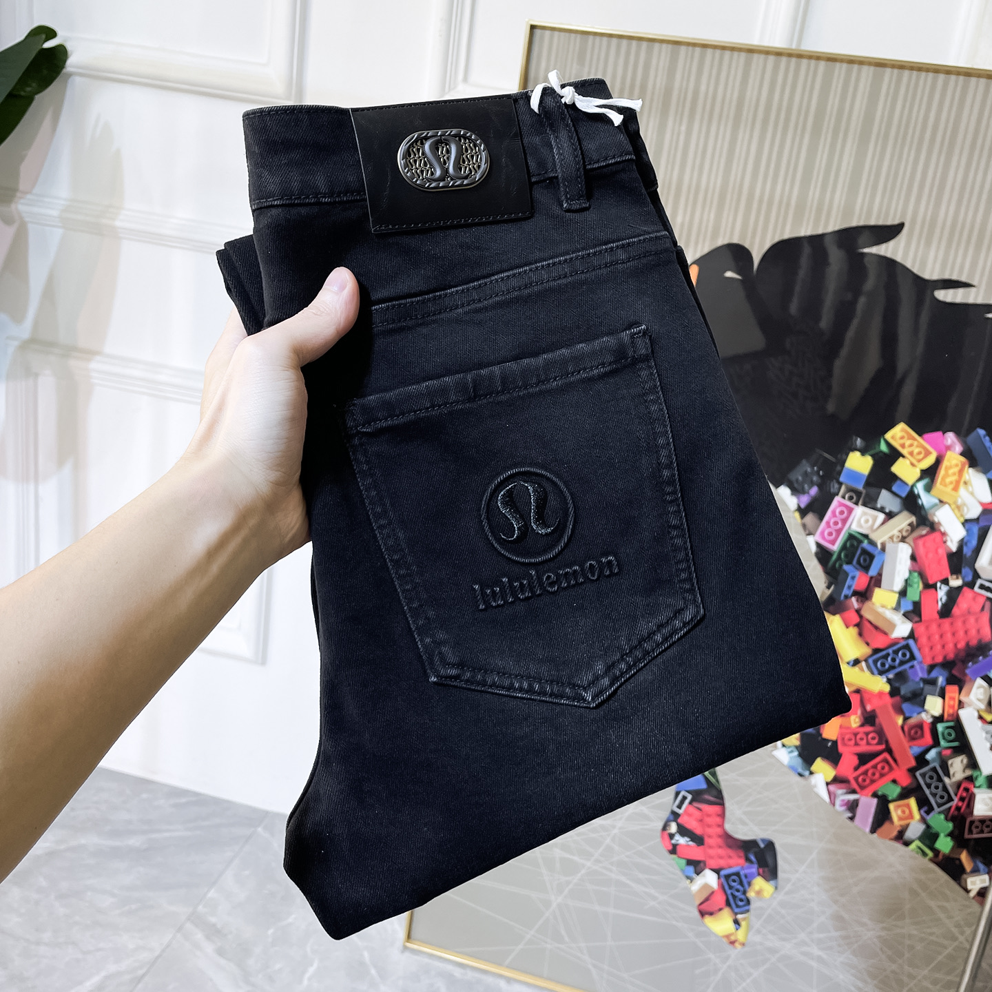 NO:685380,Lulu - 2025ss Year of the Snake autumn and winter jeans. Original 1:1 production, the perfect choice for daily essentials, simple and stylish, custom-made imported denim fabric, heavy washing process, complex workmanship and exquisite craftsmanship. Easily cater to the needs of the four seasons, soft and elastic to the touch, smooth and neat, original accessories and hardware, comfortable upper body, very easy to wear and durable, size 29-36,,jeans,19860909Lulu - 2025ss蛇年秋冬牛仔裤.原单1:1制作,日常必备的完美之选,简单大气亦时尚有型,定制进口丹宁面料 ,重工洗水工艺,做工复杂工艺精湛.轻松迎合四季需要,手感柔软带弹力,流畅利落,原版辅料五金,上身舒适非常易搭耐看码数29-36,,jeans,,Men's clothing