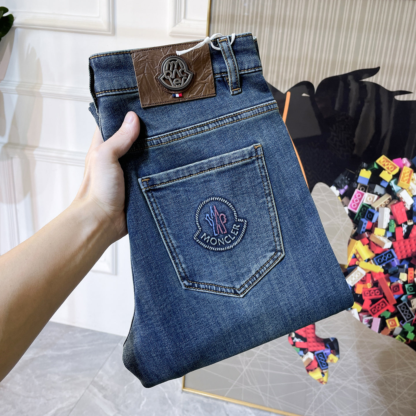 NO:685363,Meng Mouth - 2025ss Snake Autumn and Winter Jeans. Original 1:1 production, a perfect choice for daily necessities, simple and stylish, custom imported denim fabric, heavy washing process, complex workmanship and exquisite craftsmanship. Easily cater to the needs of the four seasons, soft and elastic to the touch, smooth and neat, original accessories and hardware, comfortable upper body, very easy to wear and durable, size 29-36, Moncler, jeans,19860909蒙口 - 2025ss蛇年秋冬牛仔裤.原单1:1制作,日常必备的完美之选,简单大气亦时尚有型,定制进口丹宁面料 ,重工洗水工艺,做工复杂工艺精湛.轻松迎合四季需要,手感柔软带弹力,流畅利落,原版辅料五金,上身舒适非常易搭耐看码数29-36,,Moncler,jeans,,Men's clothing