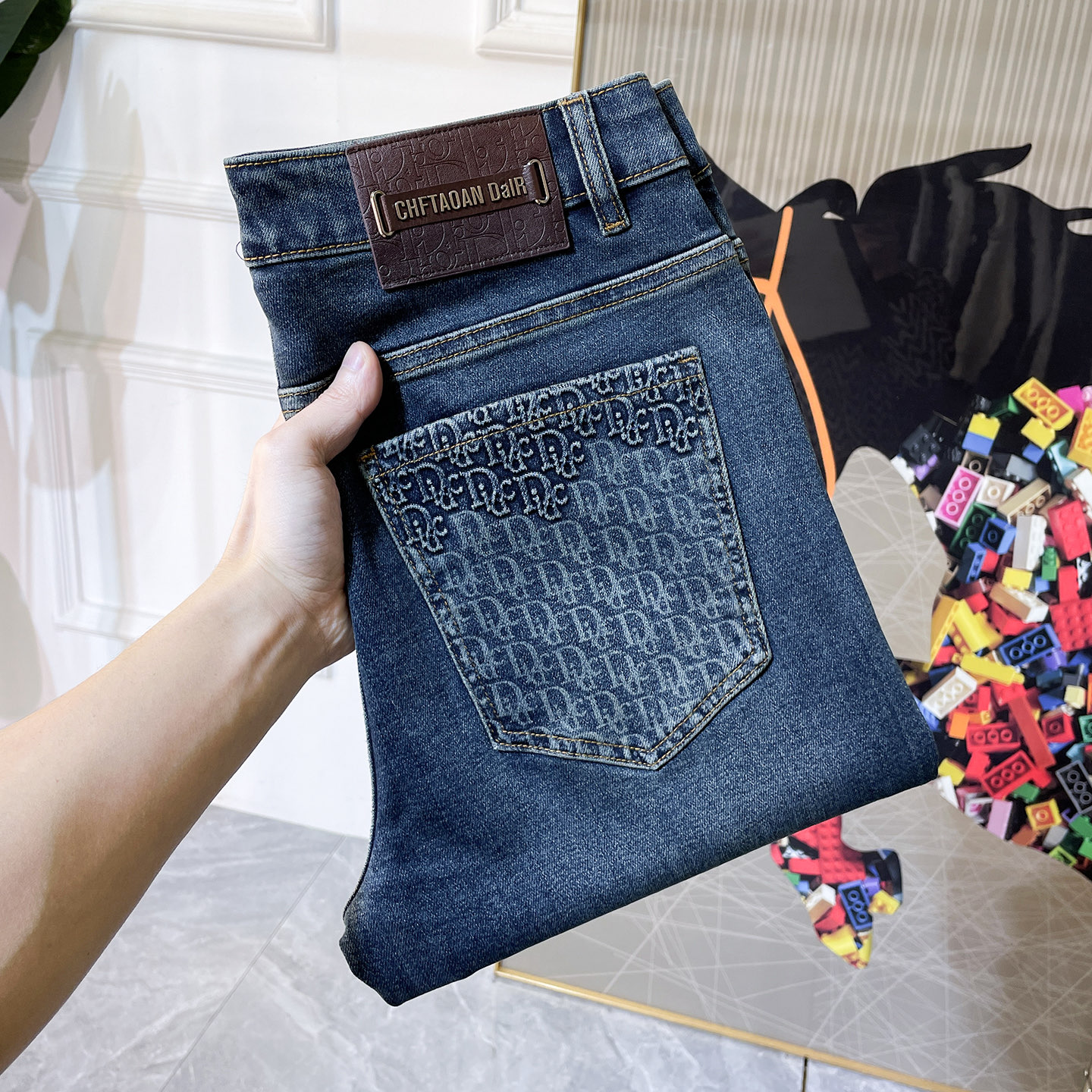 NO:685348,Dior - 2025ss Year of the Snake Autumn and Winter Jeans. Original 1:1 production, a perfect choice for daily necessities, simple and stylish, custom-made imported denim fabric, heavy washing process, complex workmanship and exquisite craftsmanship. Easily cater to the needs of the four seasons, soft and elastic to the touch, smooth and neat, original accessories and hardware, comfortable upper body, very easy to wear and durable, size 29-36,, dior, jeans,19860909迪奥 - 2025ss蛇年秋冬牛仔裤.原单1:1制作,日常必备的完美之选,简单大气亦时尚有型,定制进口丹宁面料 ,重工洗水工艺,做工复杂工艺精湛.轻松迎合四季需要,手感柔软带弹力,流畅利落,原版辅料五金,上身舒适非常易搭耐看码数29-36,,dior,jeans,,Men's clothing