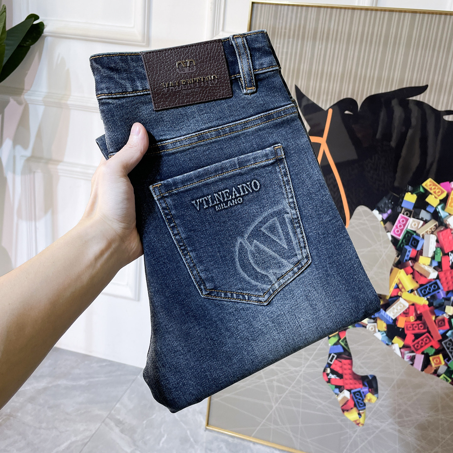 NO:685360,Valentino - 2025ss Snake Autumn and Winter Jeans. Original 1:1 production, a perfect choice for daily essentials, simple and stylish, custom-made imported denim fabric, heavy washing process, complex workmanship and exquisite craftsmanship. Easily cater to the needs of the four seasons, soft and elastic to the touch, smooth and neat, original accessories and hardware, comfortable upper body, very easy to wear and durable, code number 29-36,,valentino,jeans,19860909华伦天奴 - 2025ss蛇年秋冬牛仔裤.原单1:1制作,日常必备的完美之选,简单大气亦时尚有型,定制进口丹宁面料 ,重工洗水工艺,做工复杂工艺精湛.轻松迎合四季需要,手感柔软带弹力,流畅利落,原版辅料五金,上身舒适非常易搭耐看码数29-36,,valentino,jeans,,Men's clothing