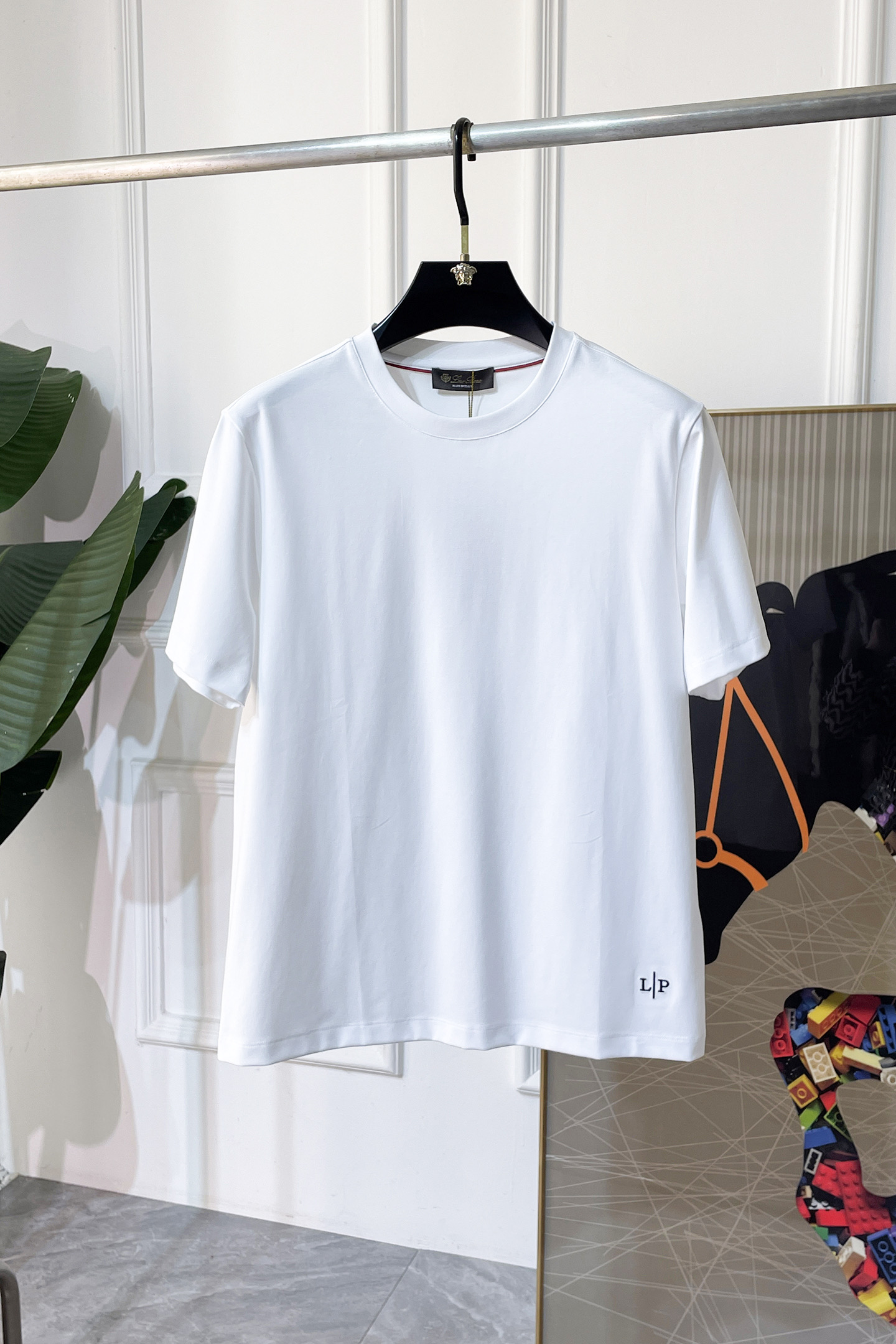 NO:685396,LP Nuoyo - 2026ss Spring and Summer high-quality short-sleeved T-shirt for the Year of the Horse. Official website synchronization. High-end quality. Customized top-grade mercerized cotton fabric, 1:1 production by top manufacturers, fashionable brand heavy craftsmanship logo design, soft and delicate feel. Skin-friendly and comfortable to wear. Versatile and casual. The upper body is very good. Handsome. A must-have for trendy men. Size M-3XL. Can wear up to 200 pounds!  ,,loro piana,T-shirt,tees,t-shirt,19860909LP诺悠- 2026ss马年贺岁款春夏精品短袖T恤 官网同步 高端品质 定制顶级丝光棉面料,顶级大厂1:1制作,时尚大牌重工艺logo设计,手感柔软细腻 穿着亲肤舒适 百搭休闲 上身非常赞 帅气 潮男必备品 尺码M-3XL 最大可穿200斤！,,loro piana,T-shirt,tees，t-shirt,,Men's clothing