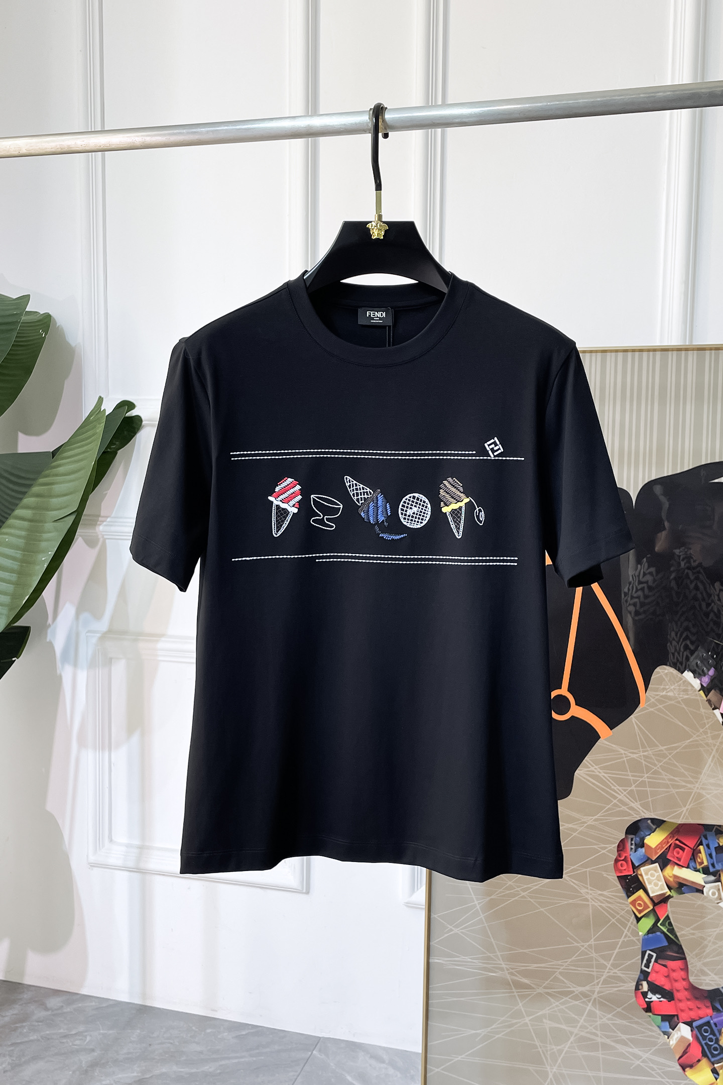 NO:685400,Fendi - 2026ss Spring and Summer high-quality short-sleeved T-shirt for the Year of the Horse, synchronized with the official website, high-end quality, customized top-grade mercerized cotton fabric, 1:1 production by top manufacturers, fashionable brand heavy craftsmanship logo design, soft and delicate feel, skin-friendly and comfortable to wear, versatile and casual, the upper body is very good, handsome, a must-have for trendy men, size M-3XL, can wear up to 200 pounds!  ,,fendi,T-shirt,tees,t-shirt,19860909芬迪 - 2026ss马年贺岁款春夏精品短袖T恤 官网同步 高端品质 定制顶级丝光棉面料,顶级大厂1:1制作,时尚大牌重工艺logo设计,手感柔软细腻 穿着亲肤舒适 百搭休闲 上身非常赞 帅气 潮男必备品 尺码M-3XL 最大可穿200斤！,,fendi,T-shirt,tees，t-shirt,,Men's clothing