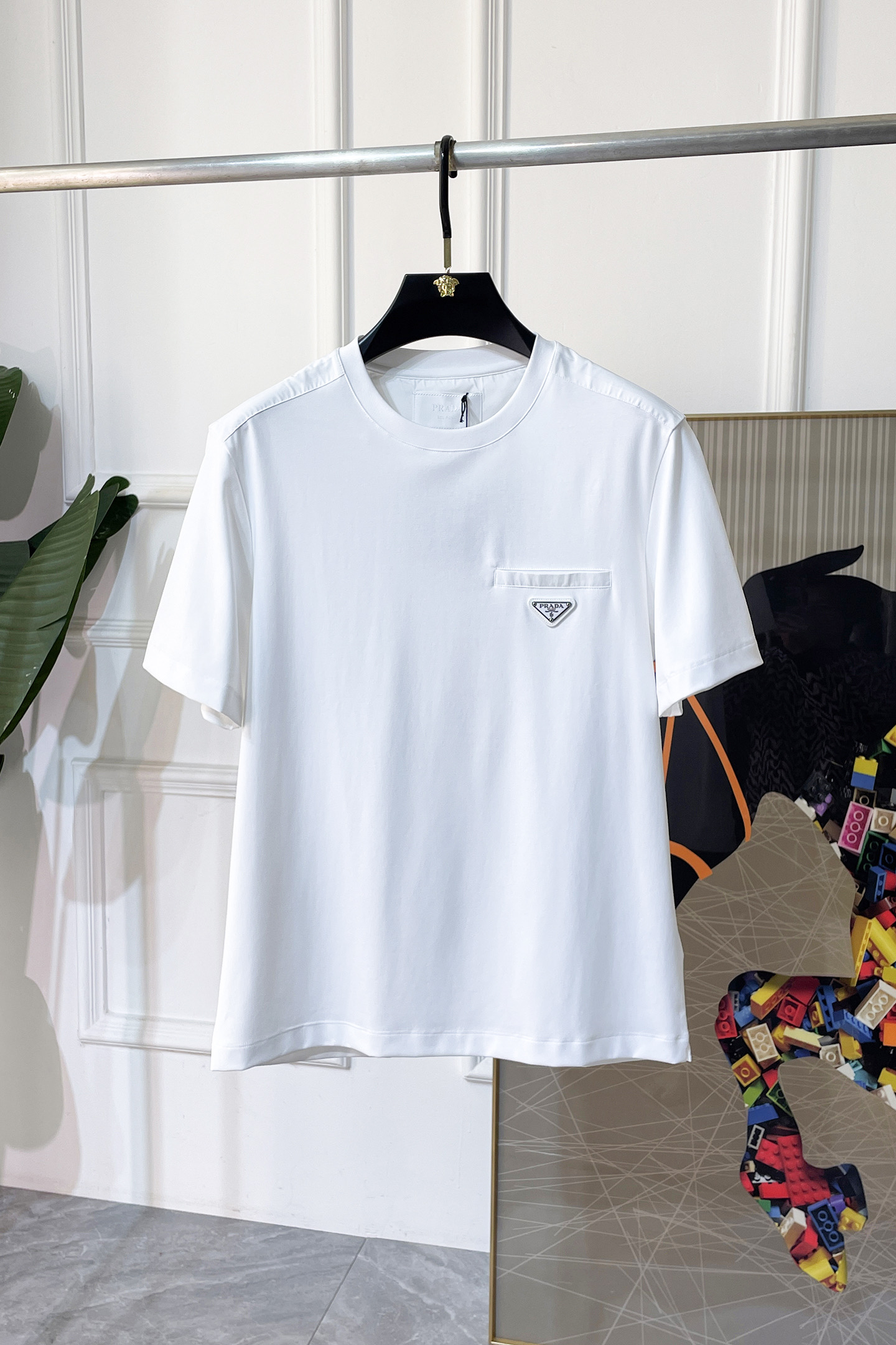 NO:686013,Prada - 2026ss Spring and Summer high-quality short-sleeved T-shirt for the Year of the Horse, synchronized with the official website, high-end quality, customized top-grade mercerized cotton fabric, 1:1 production by top manufacturers, fashionable brand heavy craftsmanship logo design, soft and delicate feel, skin-friendly and comfortable to wear, versatile and casual, the upper body is very good, handsome, a must-have for trendy men, size M-3XL, can wear up to 200 pounds!  ,,prada,T-shirt,tees,t-shirt,19860909普拉达 - 2026ss马年贺岁款春夏精品短袖T恤 官网同步 高端品质 定制顶级丝光棉面料,顶级大厂1:1制作,时尚大牌重工艺logo设计,手感柔软细腻 穿着亲肤舒适 百搭休闲 上身非常赞 帅气 潮男必备品 尺码M-3XL 最大可穿200斤！,,prada,T-shirt,tees，t-shirt,,Men's clothing