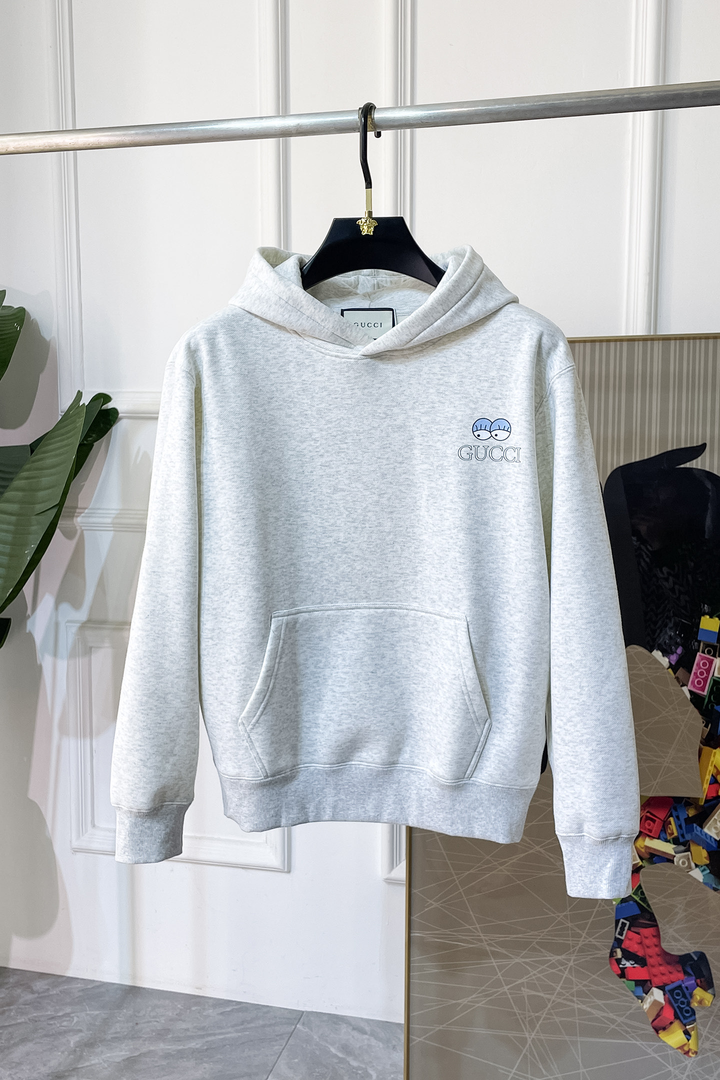 NO:685381,Gucci - 2025ss hot new style in autumn, the highest version of fashionable hooded plus fleece sweatshirt, a classic that must be released every year. Favored and respected by major stars, it selects high-end European cotton blended fabrics, made with heavy craftsmanship, original hardware accessories logo design, soft and smooth, and dense texture!  Stylish upper body!  One of the impeccable must-have styles for autumn!  Size S-4XL can wear up to 220 pounds!  Thickened hooded size data S Length 62 Chest 106 Shoulder Width 48 Sleeve Length 56 M Length 65 Chest 112 Shoulder Width 49 Sleeve Length 58 L Length 67 Chest 118 Shoulder Width 51 Sleeve Length 61  Sleeve length 62 3XL Dress length 73 Chest 134 Shoulder width 56 Sleeve length 64 4XL Dress length 73 Chest 140 Shoulder width 58 Sleeve length 64,,hoodie,sweatshirts,hats,19860909古奇 - 2025ss秋季大爆新款,最高版本时尚连帽加绒卫衣、每年必出的经典之作.受各大明星的青睐推崇,精选高端欧棉混纺面料,重工艺制作,原版五金辅料logo设计,柔软顺滑,质地密实！上身时尚有型！秋季无可挑剔必选款式之一！尺码 S-4XL 最大可穿220斤！加厚连帽尺码数据 S衣长62 胸围106 肩宽48 袖长56 M衣长65 胸围112 肩宽49袖长58 L衣长67 胸围118 肩宽51 袖长61 XL 衣长69 胸围124 肩宽52 袖长62 2XL 衣长71 胸围128 肩宽55 袖长62 3XL 衣长73 胸围134 肩宽56袖长64 4XL 衣长73 胸围140 肩宽58袖长64,,hoodie,sweatshirts,hats,,Men's clothing