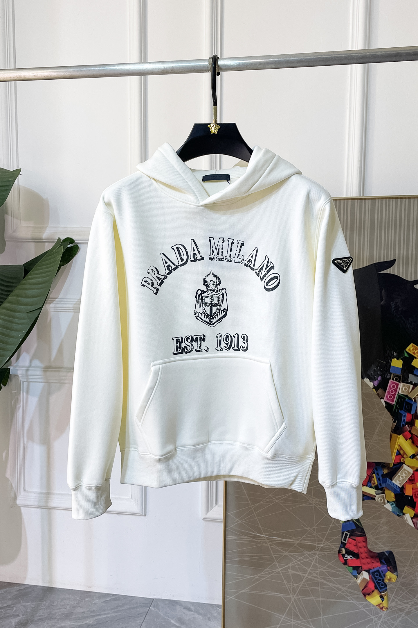 NO:685364,Prada - 2025ss hot new style in autumn, the highest version of fashionable hooded plus fleece sweatshirt, a classic that must be released every year. Favored and respected by major stars, it uses high-end European cotton blended fabrics, heavy craftsmanship, original hardware accessories logo design, soft and smooth, and dense texture!  Stylish upper body!  One of the impeccable must-have styles for autumn!  Size S-4XL can wear up to 220 pounds!  Thickened hooded size data S Length 62 Chest 106 Shoulder Width 48 Sleeve Length 56 M Length 65 Chest 112 Shoulder Width 49 Sleeve Length 58 L Length 67 Chest 118 Shoulder Width 51 Sleeve Length 61  Sleeve length 62 3XL Dress length 73 Bust 134 Shoulder width 56 Sleeve length 64 4XL Dress length 73 Bust 140 Shoulder width 58 Sleeve length 64,,prada,hoodie,sweatshirts,hats,19860909普拉达 - 2025ss秋季大爆新款,最高版本时尚连帽加绒卫衣、每年必出的经典之作.受各大明星的青睐推崇,精选高端欧棉混纺面料,重工艺制作,原版五金辅料logo设计,柔软顺滑,质地密实！上身时尚有型！秋季无可挑剔必选款式之一！尺码 S-4XL 最大可穿220斤！加厚连帽尺码数据 S衣长62 胸围106 肩宽48 袖长56 M衣长65 胸围112 肩宽49袖长58 L衣长67 胸围118 肩宽51 袖长61 XL 衣长69 胸围124 肩宽52 袖长62 2XL 衣长71 胸围128 肩宽55 袖长62 3XL 衣长73 胸围134 肩宽56袖长64 4XL 衣长73 胸围140 肩宽58袖长64,,prada,hoodie,sweatshirts,hats,,Men's clothing