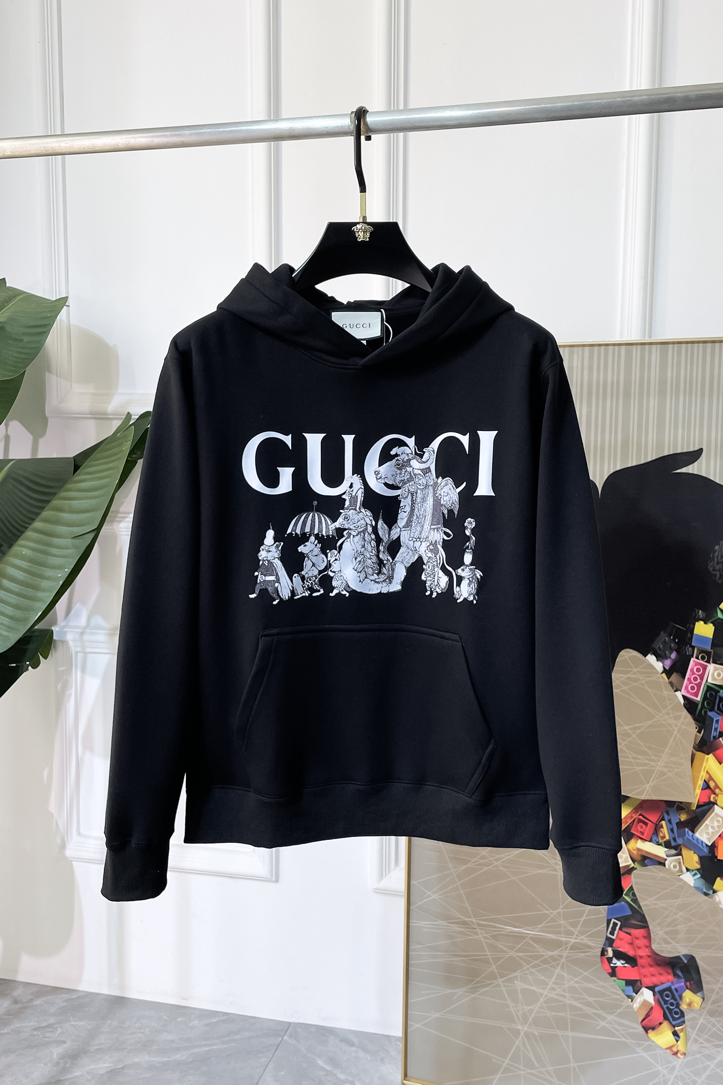 NO:685368,Gucci - 2025ss hot new style in autumn, the highest version of fashionable hooded plus fleece sweatshirt, a classic that must be released every year. Favored and respected by major stars, it selects high-end European cotton blended fabrics, made with heavy craftsmanship, original hardware accessories logo design, soft and smooth, and dense texture!  Stylish upper body!  One of the impeccable must-have styles for autumn!  Size S-4XL can wear up to 220 pounds!  Thickened hooded size data S Length 62 Chest 106 Shoulder Width 48 Sleeve Length 56 M Length 65 Chest 112 Shoulder Width 49 Sleeve Length 58 L Length 67 Chest 118 Shoulder Width 51 Sleeve Length 61  Sleeve length 62 3XL Dress length 73 Chest 134 Shoulder width 56 Sleeve length 64 4XL Dress length 73 Chest 140 Shoulder width 58 Sleeve length 64,,hoodie,sweatshirts,hats,19860909古奇 - 2025ss秋季大爆新款,最高版本时尚连帽加绒卫衣、每年必出的经典之作.受各大明星的青睐推崇,精选高端欧棉混纺面料,重工艺制作,原版五金辅料logo设计,柔软顺滑,质地密实！上身时尚有型！秋季无可挑剔必选款式之一！尺码 S-4XL 最大可穿220斤！加厚连帽尺码数据 S衣长62 胸围106 肩宽48 袖长56 M衣长65 胸围112 肩宽49袖长58 L衣长67 胸围118 肩宽51 袖长61 XL 衣长69 胸围124 肩宽52 袖长62 2XL 衣长71 胸围128 肩宽55 袖长62 3XL 衣长73 胸围134 肩宽56袖长64 4XL 衣长73 胸围140 肩宽58袖长64,,hoodie,sweatshirts,hats,,Men's clothing