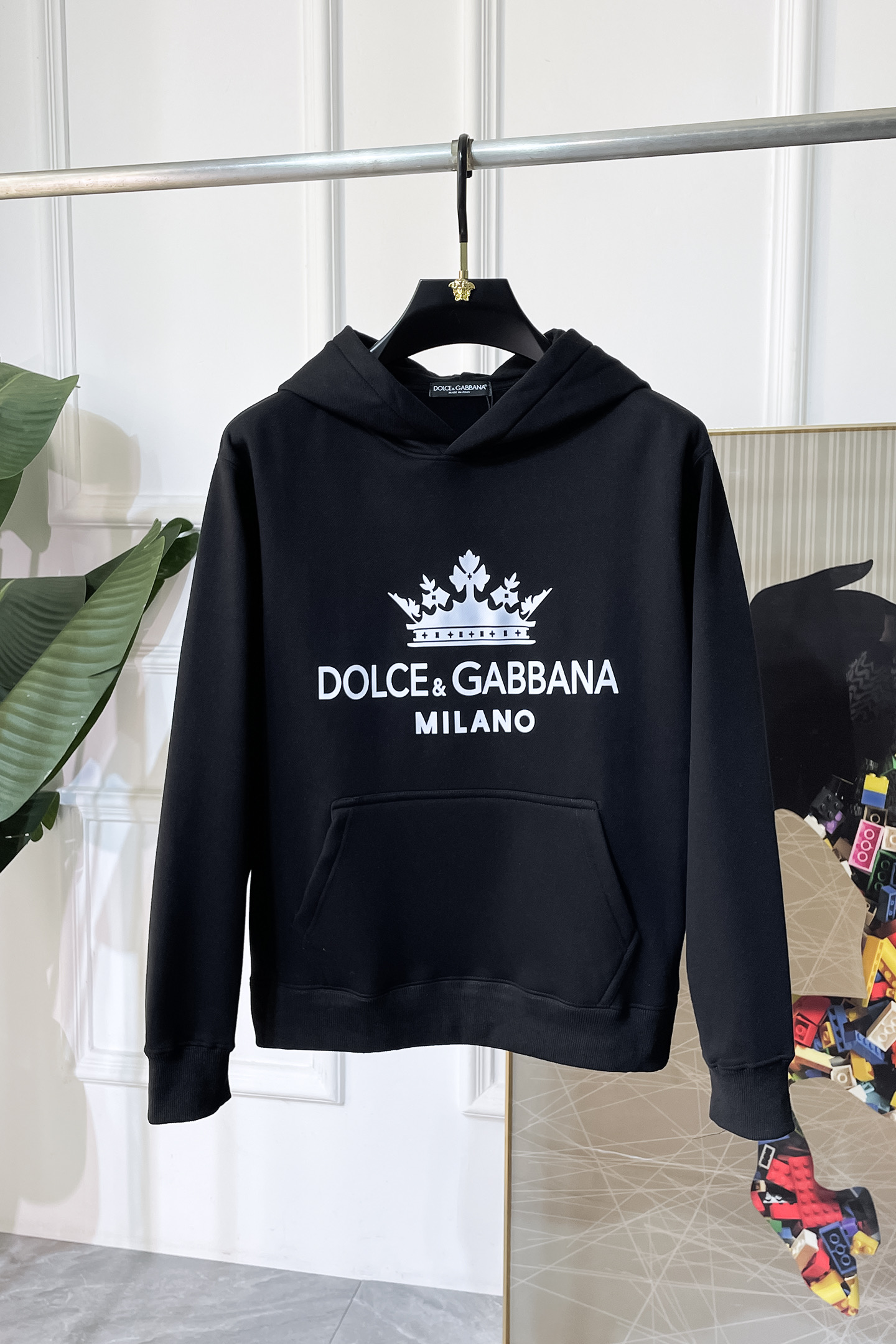 NO:685355,DG - 2025ss hot new style in autumn, the highest version of fashionable hooded plus fleece sweatshirt, a classic that must be released every year. Favored and respected by major stars, it uses high-end European cotton blended fabrics, heavy craftsmanship, original hardware accessories logo design, soft and smooth, and dense texture!  Stylish upper body!  One of the impeccable must-have styles for autumn!  Size S-4XL can wear up to 220 pounds!  Thickened hooded size data S Length 62 Chest 106 Shoulder Width 48 Sleeve Length 56 M Length 65 Chest 112 Shoulder Width 49 Sleeve Length 58 L Length 67 Chest 118 Shoulder Width 51 Sleeve Length 61  Sleeve length 62 3XL Dress length 73 Chest 134 Shoulder width 56 Sleeve length 64 4XL Dress length 73 Chest 140 Shoulder width 58 Sleeve length 64,,hoodie,sweatshirts,hats,19860909DG - 2025ss秋季大爆新款,最高版本时尚连帽加绒卫衣、每年必出的经典之作.受各大明星的青睐推崇,精选高端欧棉混纺面料,重工艺制作,原版五金辅料logo设计,柔软顺滑,质地密实！上身时尚有型！秋季无可挑剔必选款式之一！尺码 S-4XL 最大可穿220斤！加厚连帽尺码数据 S衣长62 胸围106 肩宽48 袖长56 M衣长65 胸围112 肩宽49袖长58 L衣长67 胸围118 肩宽51 袖长61 XL 衣长69 胸围124 肩宽52 袖长62 2XL 衣长71 胸围128 肩宽55 袖长62 3XL 衣长73 胸围134 肩宽56袖长64 4XL 衣长73 胸围140 肩宽58袖长64,,hoodie,sweatshirts,hats,,Men's clothing