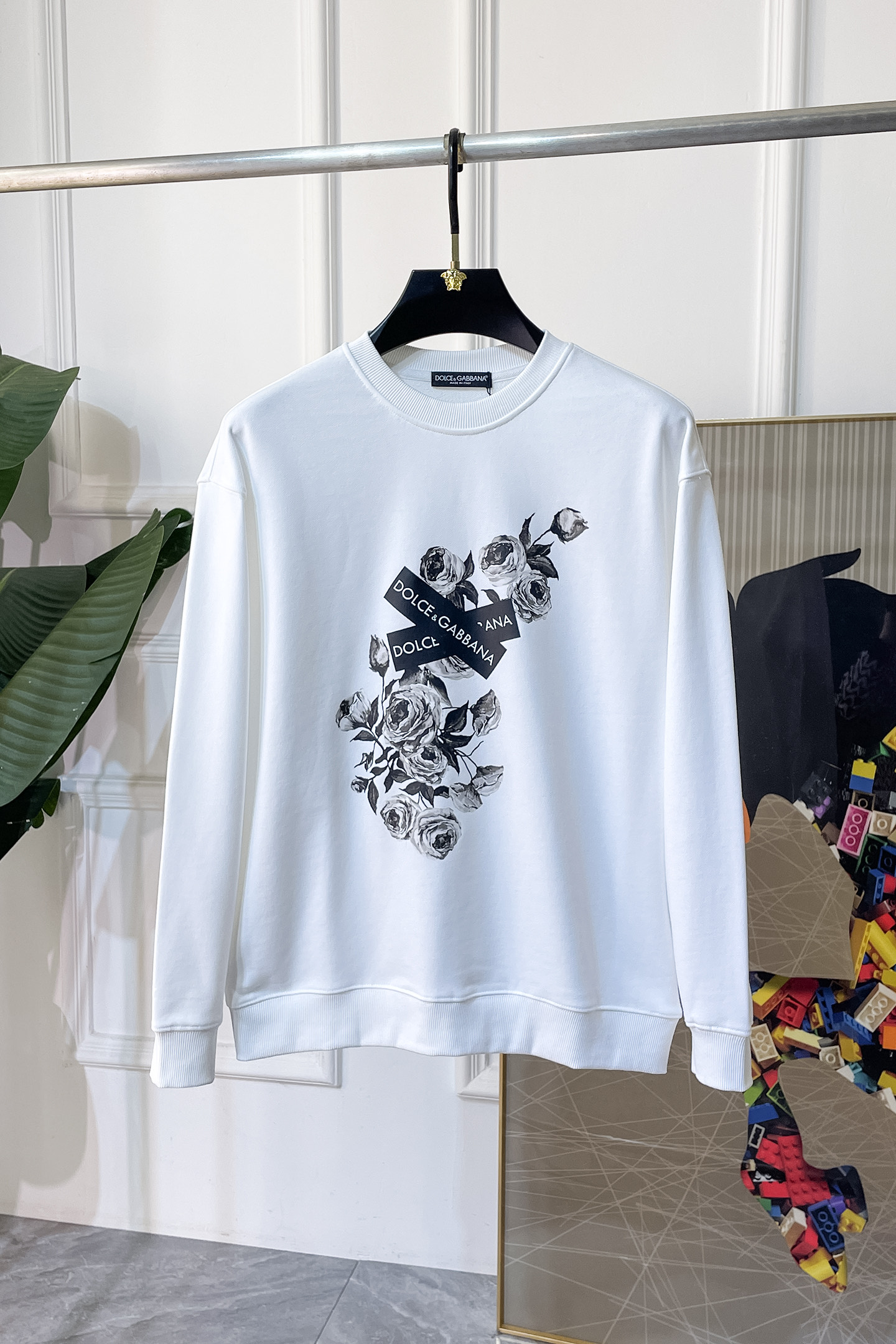 NO:685373,DG - 2025ss Autumn hot new style, the highest version of fashionable off-shoulder sweatshirt, a must-have classic every year. Favored and respected by major stars, it uses high-end European cotton blended fabrics, heavy craftsmanship, original hardware accessories and logo design, soft and smooth, and dense texture!  Stylish upper body!  One of the impeccable must-have styles for autumn!  S-3XL can wear up to 200 pounds!  Size data of off-shoulder style S Length 66 Chest 56 Shoulder width 54 Sleeve length 54 (can wear 120 catties) M Length 68 Bust 58 Shoulder width 56 Sleeve length 55 (can wear 140 catties) L Length 70 Chest 60 Shoulder width 58 Sleeve length 56 (can wear 120 catties) XL Clothes length 72 Chest 62 Shoulder width 60  Sleeve length 57 (can wear 180 pounds) 2XL dress length 74, chest 64 shoulder width 62, sleeve length 58 (can wear 200 pounds) 3XL dress length 76, chest 66 shoulder width 64, sleeve length 59 (can wear 220 pounds),,hoodie,sweatshirts,19860909DG - 2025ss秋季大爆新款,最高版本时尚落肩款卫衣、每年必出的经典之作.受各大明星的青睐推崇,精选高端欧棉混纺面料,重工艺制作,原版五金辅料logo设计,柔软顺滑,质地密实！上身时尚有型！秋季无可挑剔必选款式之一！S-3XL 最大可穿200斤！落肩款尺码数据 S 衣长66 胸围56 肩宽54 袖长54（可穿120斤） M 衣长68 胸围58 肩宽56 袖长55（可穿140斤） L 衣长70 胸围60 肩宽58 袖长56（可穿斤） XL 衣长72 胸围62 肩宽60 袖长57（可穿180斤） 2XL 衣长74 胸围64 肩宽62 袖长58（可穿200斤） 3XL 衣长76 胸围66 肩宽64 袖长59（可穿220斤）,,hoodie,sweatshirts,,Men's clothing