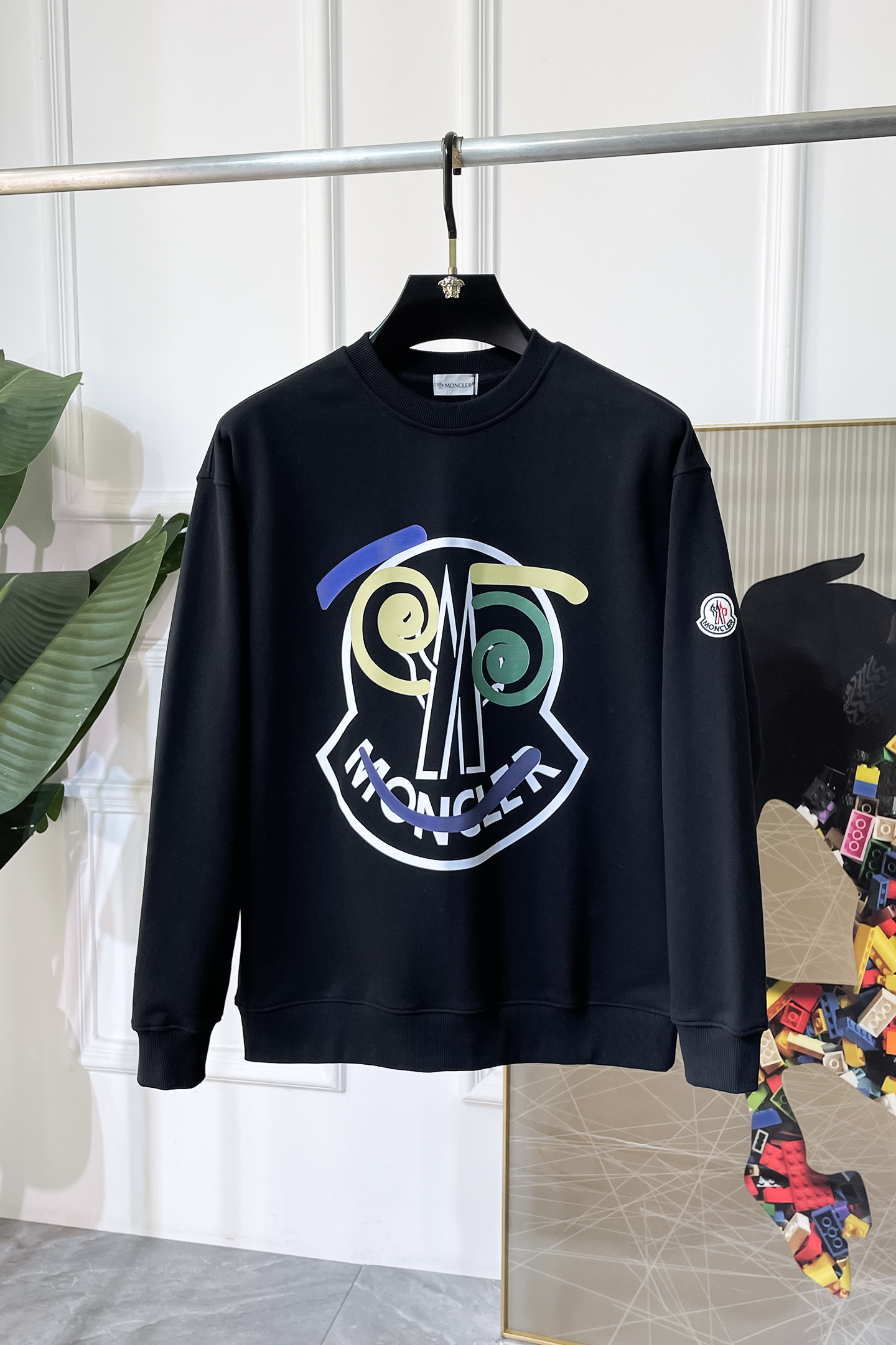 NO:685378,Meng Mouth - 2025SS hot new style in autumn, the highest version of fashionable off-shoulder sweatshirt, a classic that must be released every year. Favored and respected by major stars, it uses high-end European cotton blended fabrics, heavy craftsmanship, original hardware accessories and logo design, soft and smooth, and dense texture!  Stylish upper body!  One of the impeccable must-have styles for autumn!  S-3XL can wear up to 200 pounds!  Size data of off-shoulder style S Length 66 Chest 56 Shoulder width 54 Sleeve length 54 (can wear 120 catties) M Length 68 Bust 58 Shoulder width 56 Sleeve length 55 (can wear 140 catties) L Length 70 Chest 60 Shoulder width 58 Sleeve length 56 (can wear 120 catties) XL Clothes length 72 Chest 62 Shoulder width 60  Sleeve length 57 (can wear 180 pounds) 2XL dress length 74, chest 64 shoulder width 62, sleeve length 58 (can wear 200 pounds) 3XL dress length 76, chest 66 shoulder width 64, sleeve length 59 (can wear 220 pounds), Moncler, hoodie, sweatshirts,19860909蒙口 - 2025ss秋季大爆新款,最高版本时尚落肩款卫衣、每年必出的经典之作.受各大明星的青睐推崇,精选高端欧棉混纺面料,重工艺制作,原版五金辅料logo设计,柔软顺滑,质地密实！上身时尚有型！秋季无可挑剔必选款式之一！S-3XL 最大可穿200斤！落肩款尺码数据 S 衣长66 胸围56 肩宽54 袖长54（可穿120斤） M 衣长68 胸围58 肩宽56 袖长55（可穿140斤） L 衣长70 胸围60 肩宽58 袖长56（可穿斤） XL 衣长72 胸围62 肩宽60 袖长57（可穿180斤） 2XL 衣长74 胸围64 肩宽62 袖长58（可穿200斤） 3XL 衣长76 胸围66 肩宽64 袖长59（可穿220斤）,,Moncler,hoodie,sweatshirts,,Men's clothing