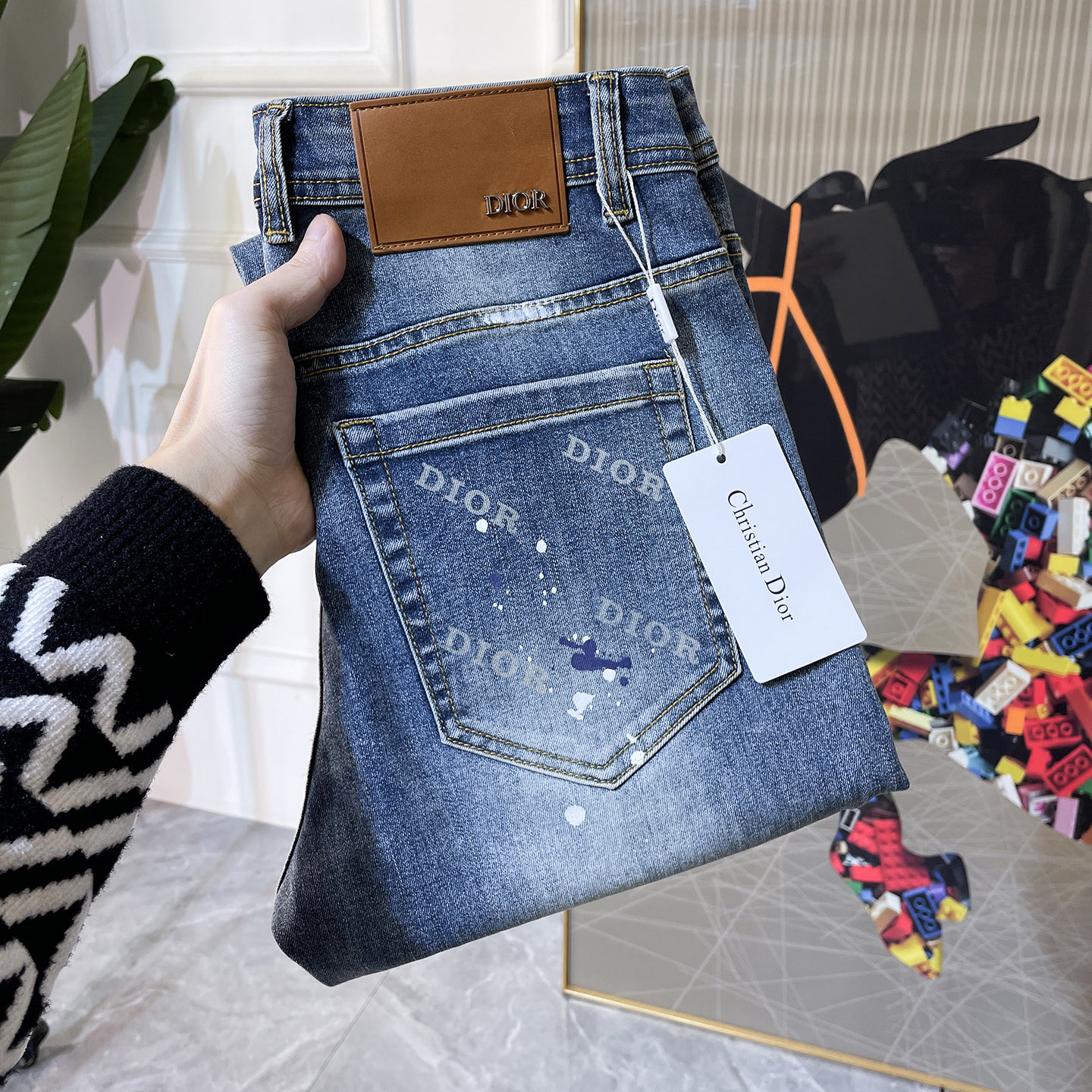 NO:726952,Dior - SS Year of the Snake Autumn and Winter Jeans. Original 1:1 production, the perfect choice for daily necessities, simple and stylish, custom imported denim fabric, heavy washing process, complex workmanship and exquisite craftsmanship. Easily cater to the needs of the four seasons, soft and elastic to the touch, smooth and neat, original accessories and hardware, comfortable upper body, very easy to wear and durable, size 29-38, dior, jeans,19860909年后退换迪奥 - ss蛇年秋冬牛仔裤.原单1:1制作,日常必备的完美之选,简单大气亦时尚有型,定制进口丹宁面料 ,重工洗水工艺,做工复杂工艺精湛.轻松迎合四季需要,手感柔软带弹力,流畅利落,原版辅料五金,上身舒适非常易搭耐看码数29-38,,dior,jeans,,Men's clothing