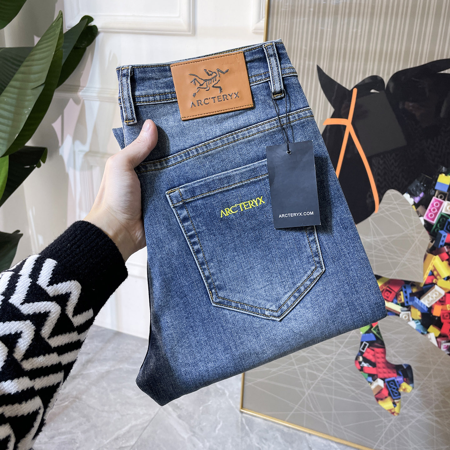 NO:726958,Replacement of Shi Zuniao - ss Year of the Snake Autumn and Winter Jeans. Original 1:1 production, a perfect choice for daily necessities, simple and elegant, fashionable and stylish, custom imported denim fabric, heavy washing process, complex workmanship and exquisite craftsmanship. Easily cater to the needs of the four seasons, soft and elastic to the touch, smooth and neat, original accessories and hardware, comfortable upper body, very easy to wear and durable, code number 29-38,,jeans,19860909年后退换史祖鸟 - ss蛇年秋冬牛仔裤.原单1:1制作,日常必备的完美之选,简单大气亦时尚有型,定制进口丹宁面料 ,重工洗水工艺,做工复杂工艺精湛.轻松迎合四季需要,手感柔软带弹力,流畅利落,原版辅料五金,上身舒适非常易搭耐看码数29-38,,jeans,,Men's clothing