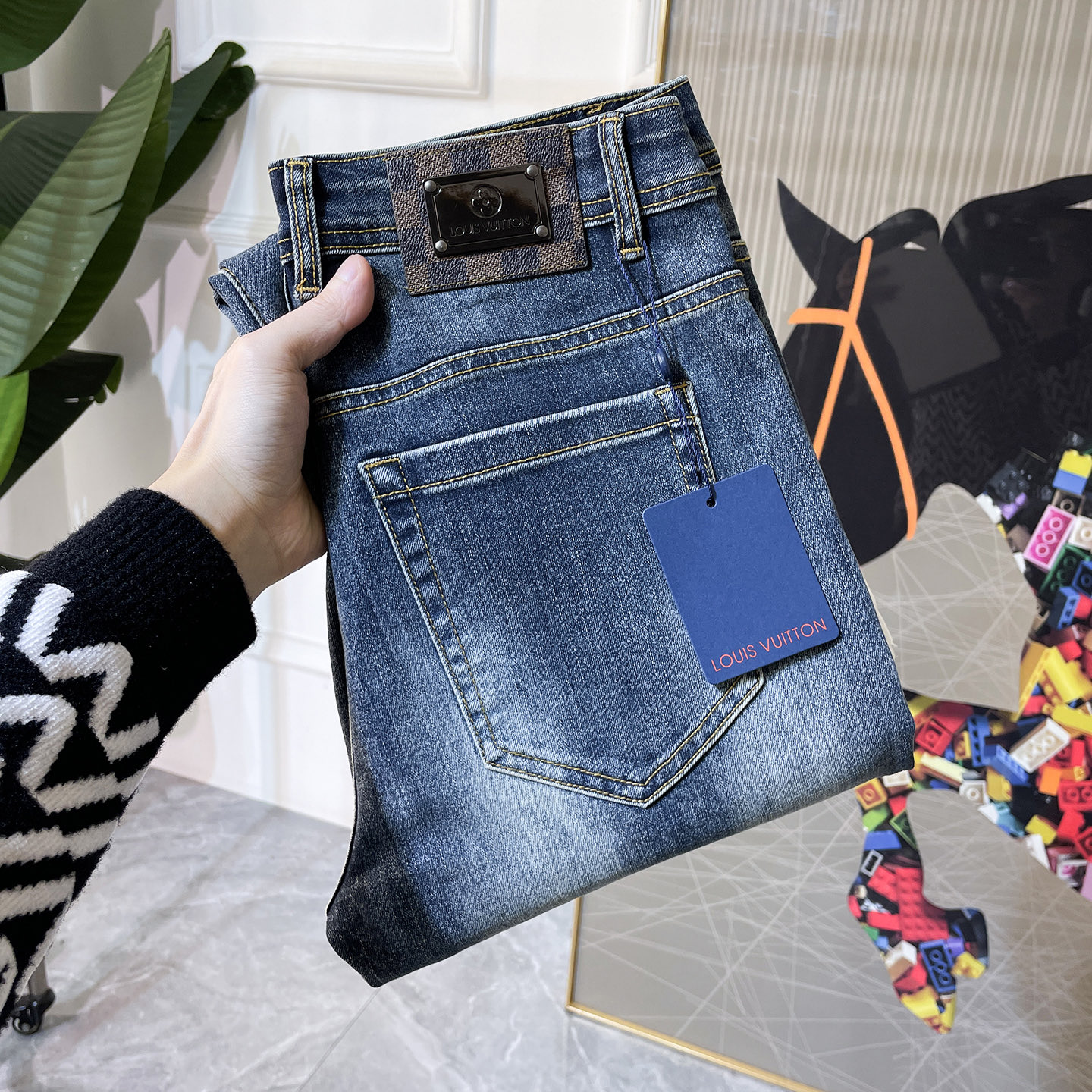 NO:726969,Replacement LV - ss Snake Year Autumn and Winter Jeans. Original 1:1 production, a perfect choice for daily necessities, simple and stylish, custom imported denim fabric, heavy washing process, complex workmanship and exquisite craftsmanship. Easily cater to the needs of the four seasons, soft and elastic to the touch, smooth and neat, original accessories and hardware, comfortable upper body, very easy to wear and durable, size 29-38, louis vuitton, jeans,19860909年后退换LV - ss蛇年秋冬牛仔裤.原单1:1制作,日常必备的完美之选,简单大气亦时尚有型,定制进口丹宁面料 ,重工洗水工艺,做工复杂工艺精湛.轻松迎合四季需要,手感柔软带弹力,流畅利落,原版辅料五金,上身舒适非常易搭耐看码数29-38,,louis vuitton,jeans,,Men's clothing