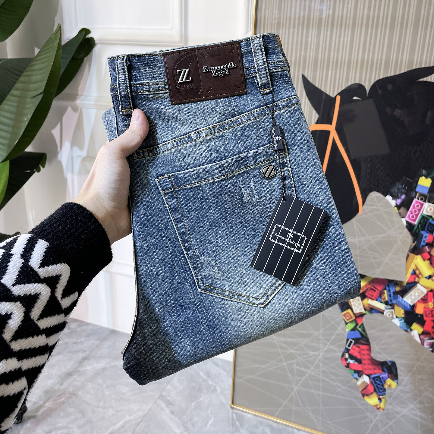 NO:682140,Zegna - SS Year of the Snake autumn and winter jeans. Original 1:1 production, the perfect choice for daily essentials, simple and stylish, custom-made imported denim fabric, heavy washing process, complex workmanship and exquisite craftsmanship. Easily cater to the needs of the four seasons, soft and elastic to the touch, smooth and neat, original accessories and hardware, comfortable upper body, very easy to wear and durable, size 29-38,,zegna,jeans,19860909杰尼娅 - ss蛇年秋冬牛仔裤.原单1:1制作,日常必备的完美之选,简单大气亦时尚有型,定制进口丹宁面料 ,重工洗水工艺,做工复杂工艺精湛.轻松迎合四季需要,手感柔软带弹力,流畅利落,原版辅料五金,上身舒适非常易搭耐看码数29-38,,zegna,jeans,,Men's clothing