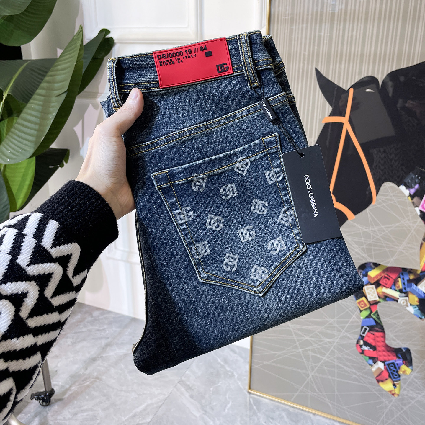 NO:726979,Replacement DG - SS Year of the Snake autumn and winter jeans. Original 1:1 production, a perfect choice for daily necessities, simple and elegant, fashionable and stylish, custom imported denim fabric, heavy washing process, complex workmanship and exquisite craftsmanship. Easily cater to the needs of the four seasons, soft and elastic to the touch, smooth and neat, original accessories and hardware, comfortable upper body, very easy to wear and durable, code number 29-38,,jeans,19860909年后退换DG - ss蛇年秋冬牛仔裤.原单1:1制作,日常必备的完美之选,简单大气亦时尚有型,定制进口丹宁面料 ,重工洗水工艺,做工复杂工艺精湛.轻松迎合四季需要,手感柔软带弹力,流畅利落,原版辅料五金,上身舒适非常易搭耐看码数29-38,,jeans,,Men's clothing