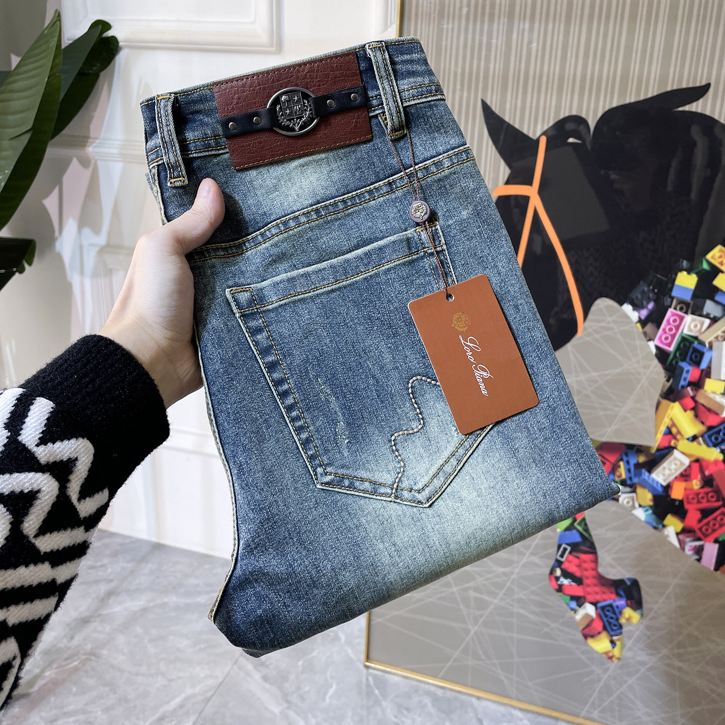 NO:682144,LP Noyo - ss Snake Year Autumn and Winter Jeans. Original 1:1 production, the perfect choice for daily necessities, simple and stylish, custom-made imported denim fabric, heavy washing process, complex workmanship and exquisite craftsmanship. Easily cater to the needs of the four seasons, soft and elastic to the touch, smooth and neat, original accessories and hardware, comfortable upper body, very easy to wear and durable, size 29-38, loro piana, jeans,19860909LP诺悠 - ss蛇年秋冬牛仔裤.原单1:1制作,日常必备的完美之选,简单大气亦时尚有型,定制进口丹宁面料 ,重工洗水工艺,做工复杂工艺精湛.轻松迎合四季需要,手感柔软带弹力,流畅利落,原版辅料五金,上身舒适非常易搭耐看码数29-38,,loro piana,jeans,,Men's clothing