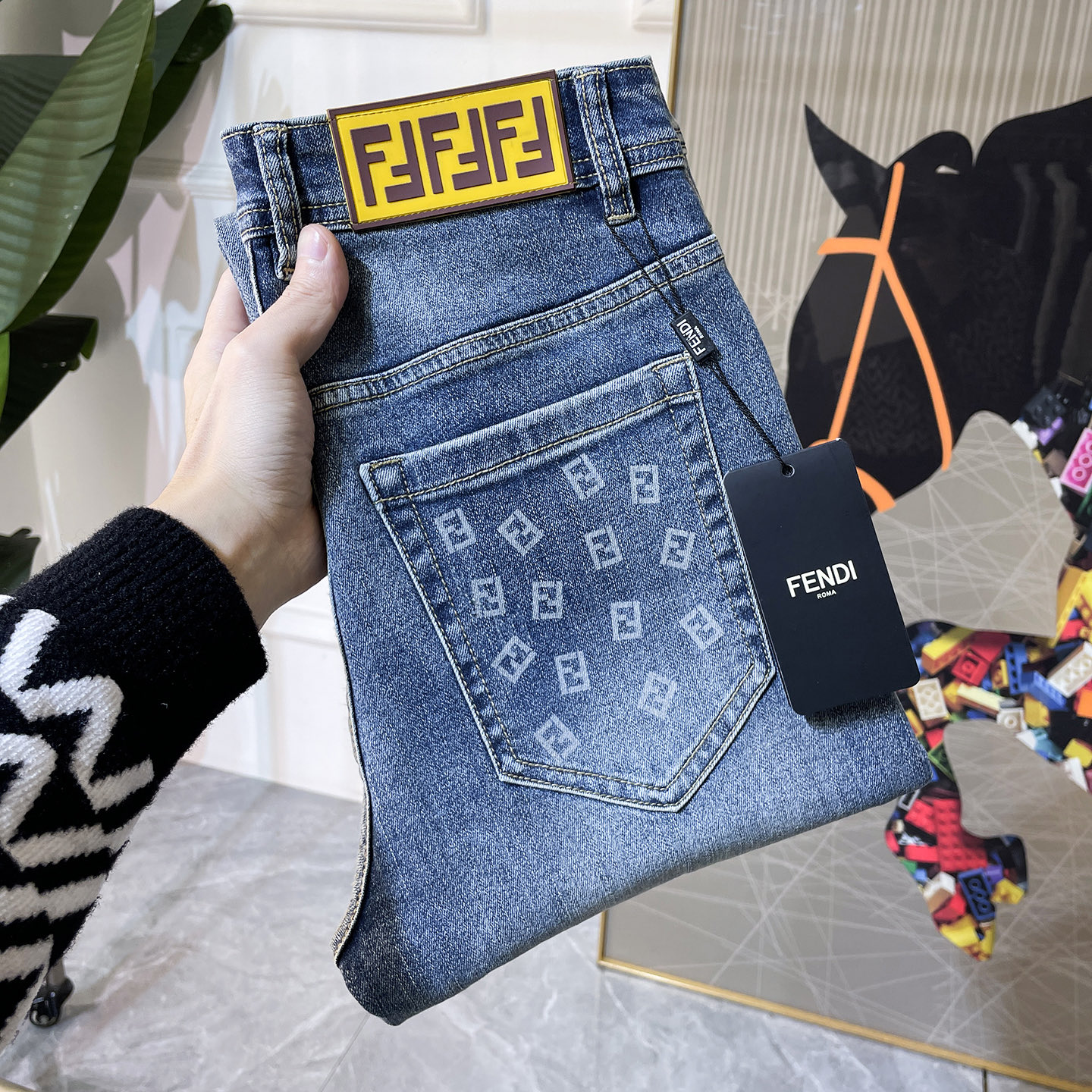 NO:682146,Fendi - ss Year of the Snake autumn and winter jeans. Original 1:1 production, the perfect choice for daily essentials, simple and stylish, custom imported denim fabric, heavy washing process, complex workmanship and exquisite craftsmanship. Easily cater to the needs of the four seasons, soft and elastic to the touch, smooth and neat, original accessories and hardware, comfortable upper body, very easy to wear and durable, code number 29-38,,fendi,jeans,19860909芬迪 - ss蛇年秋冬牛仔裤.原单1:1制作,日常必备的完美之选,简单大气亦时尚有型,定制进口丹宁面料 ,重工洗水工艺,做工复杂工艺精湛.轻松迎合四季需要,手感柔软带弹力,流畅利落,原版辅料五金,上身舒适非常易搭耐看码数29-38,,fendi,jeans,,Men's clothing