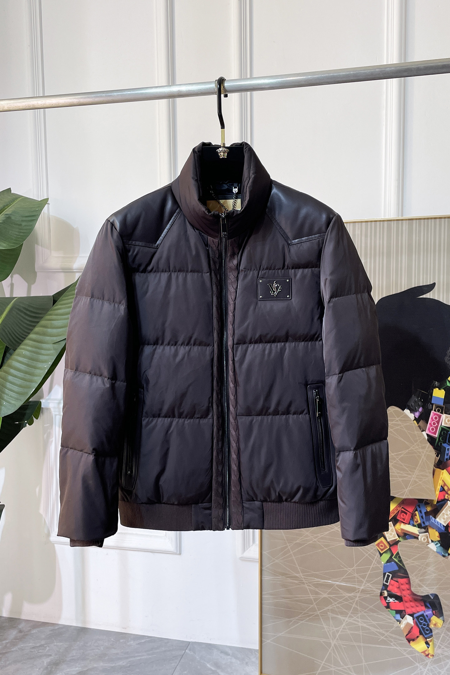 NO:685426,Dior - 2025 new winter down jacket, high-quality design, is a must-have for any man, handsome and handsome. Heavy craftsmanship, 90 down filling, but the fashion stance remains firm, first-class texture, crisp and slim. Classic lapel down, mature and stable style, fine texture, good gloss, and very clear texture, simple and elegant style, strong fashion, version leading the current trend, very good upper body effect, novel fabric, soft feel  Fearless and changeable, blooming in comfort and uniqueness. Calmly and confidently walk the way of urban sportsman's spring clothing. Multi-touch fabric selection, showing eclectic charm. The upper body will not have any wrinkles, the fit is excellent, the upper body is stylish and handsome, customized accessories are iconic, and details determine success or failure. Color, color, size M-3XL, can be worn up to 190 pounds.,, dior, jackets & coats, down jacket,19860909迪奥 - 2025年冬季新款羽绒服外套,高品质设计,是任何男人都必备的王牌好货,帅气爆表.重工艺直冲工艺,90绒填充,但时尚立场坚挺如故,质感一流,挺括修身.经典翻领的羽绒,成熟稳重风,质感细腻,光泽感佳,且纹理非常清晰,款式简洁大气,时尚度强、版型引领当前趋势,上身效果非常好,面料新颖,手感软 无畏多变,舒适与独特中绽放.从容、自信游走都市型男春装之道.多重触感的面料选择,彰显不拘一格的魅力上身不会有任何褶皱,版型极好,上身有型帅气,定制辅料带有标志性,细节决定成败.颜色图色 尺码M-3XL 最大可穿到190斤.,,dior,jackets & coats,down jacket,,Men's clothing