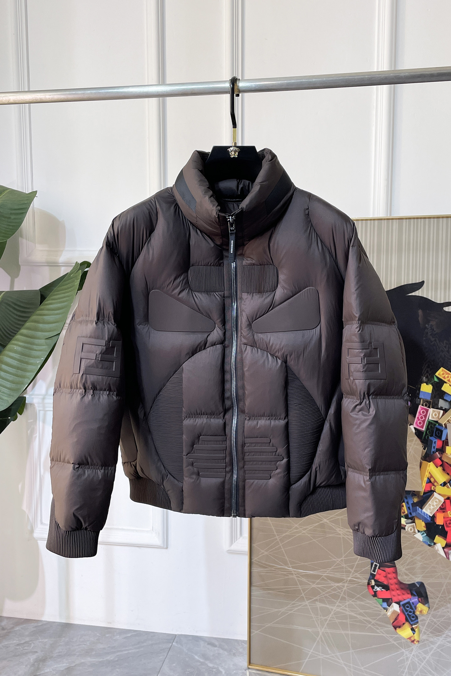 NO:685432,Fendi - 2025 new winter down jacket, high-quality design, a must-have for any man, handsome and handsome. Heavy craftsmanship, 90 down filling, but the fashion stance remains firm, first-class texture, crisp and slim. Classic lapel down, mature and stable style, fine texture, good gloss, and very clear texture, simple and elegant style, strong fashion, version leading the current trend, very good upper body effect, novel fabric, soft feel  Fearless and changeable, blooming in comfort and uniqueness. Calmly and confidently walk the way of urban sportsman's spring clothing. Multi-touch fabric selection, showing the eclectic charm. The upper body will not have any wrinkles, the shape is excellent, the upper body is stylish and handsome, the customized accessories are iconic, and the details determine success or failure. Color, color, size M-3XL, can be worn up to 190 pounds.,, fendi, jackets & coats, down jacket,19860909芬迪 - 2025年冬季新款羽绒服外套,高品质设计,是任何男人都必备的王牌好货,帅气爆表.重工艺直冲工艺,90绒填充,但时尚立场坚挺如故,质感一流,挺括修身.经典翻领的羽绒,成熟稳重风,质感细腻,光泽感佳,且纹理非常清晰,款式简洁大气,时尚度强、版型引领当前趋势,上身效果非常好,面料新颖,手感软 无畏多变,舒适与独特中绽放.从容、自信游走都市型男春装之道.多重触感的面料选择,彰显不拘一格的魅力上身不会有任何褶皱,版型极好,上身有型帅气,定制辅料带有标志性,细节决定成败.颜色图色 尺码M-3XL 最大可穿到190斤.,,fendi,jackets & coats,down jacket,,Men's clothing