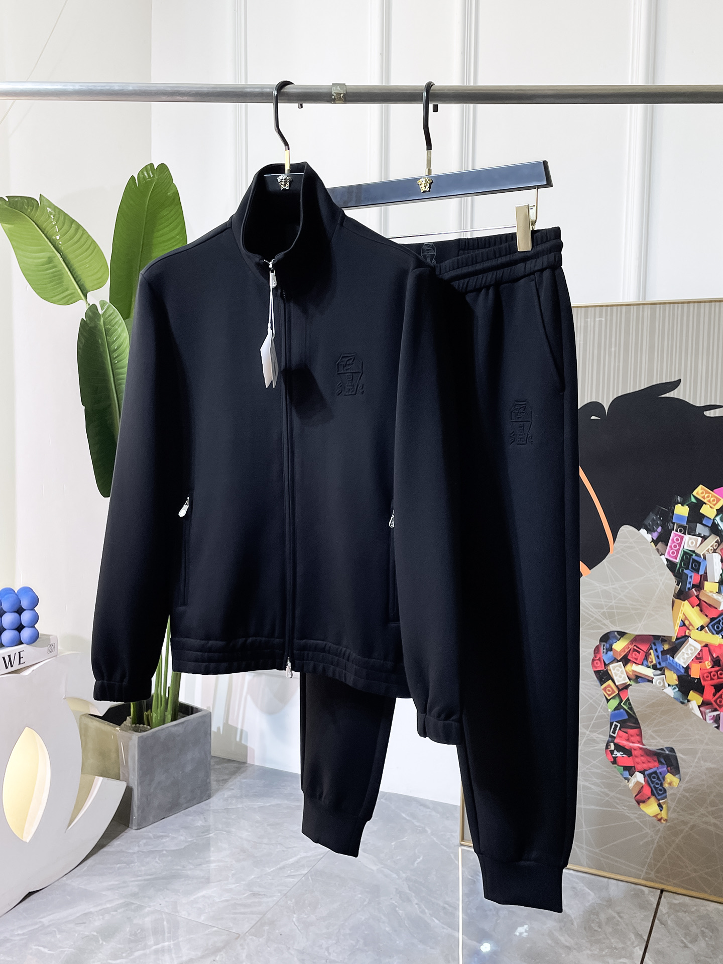 NO:685419,Bc- 2025ss new autumn casual suit!  Celebrities’ favorite fashion-flavored casual suits are simple and elegant, designed with 11 craftsmanship on the official website!  Clean and neat tailoring, full of urban style. Exclusive top-grade customized fabrics are available. It feels soft and dry, and the upper body effect is crisp and stylish. The three-dimensional cutting technology and the version are of high standards and suitable for the benefits!  It is not tight at all, and you feel good when you put it on. With so many top-quality raw materials, it creates a high-end product with unparalleled value. It is the first choice for high-end fashion people with complete three standards, and the upper body effect is super good-looking!  Code number: M-4XL,,19860909Bc- 2025ss秋装新品休闲套装！明星最爱时装味休闲套装 简单大方,官网11工艺设计！干净利落剪裁 都市风十足 可供独家顶级定制面料,手感软糯干爽,上身效果挺括有型.立体裁剪工艺,版型上都是高标准,恰当好处的廓型版！又恰恰不紧绷,穿上心情就好,如此众多的顶级原料,打造出价值感无与伦比的高端产品,三标齐全高端潮流时尚人士首选,上身效果超级好看！码数:M-4XL,,,Men's clothing